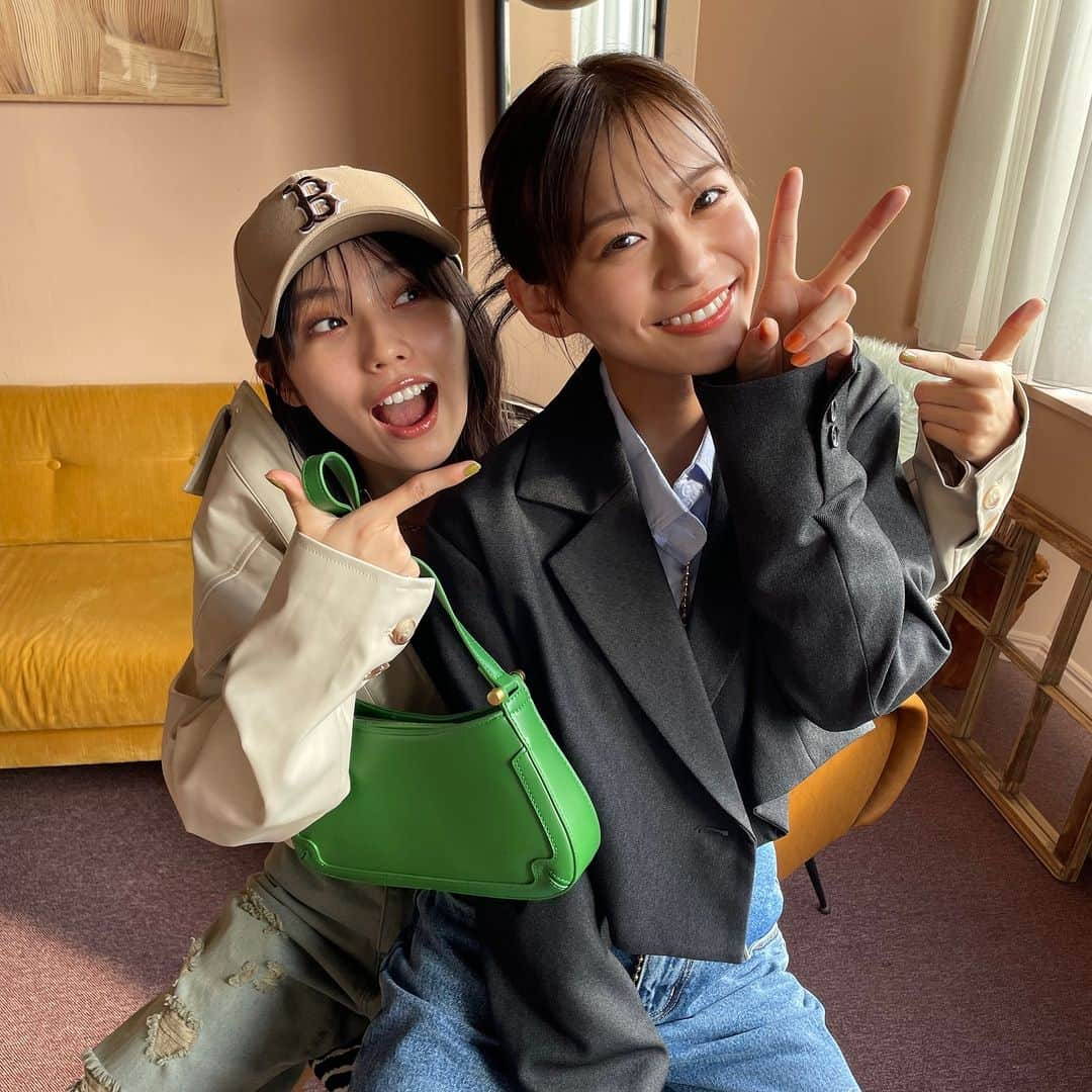 Seventeenさんのインスタグラム写真 - (SeventeenInstagram)「またまたみんな大好きりこしお👭💚💙  あきたまるのひざの上にちょこんと座るりこぴん🥺 写真確認でカットがかかっても このまま仲良くお話していたふたりでした💞  おはようの挨拶動画もみてね🤣  #Seventeen #ST秋冬号 #雑誌 #最新号 #表紙  #雑誌モデル #ファッション #Y2K #モデル #セブンティーンモデル #STモデル #STモ #オフショット #オフショ #可愛い女の子  #永瀬莉子 #秋田汐梨 #りこぴん #あきたまる #姉モ  #女優 #STポーズ #秋冬コーデ #秋服 #キャップ女子 #ジャケットコーデ #デニム #デニムコーデ」11月18日 18時00分 - seventeenjp_mag