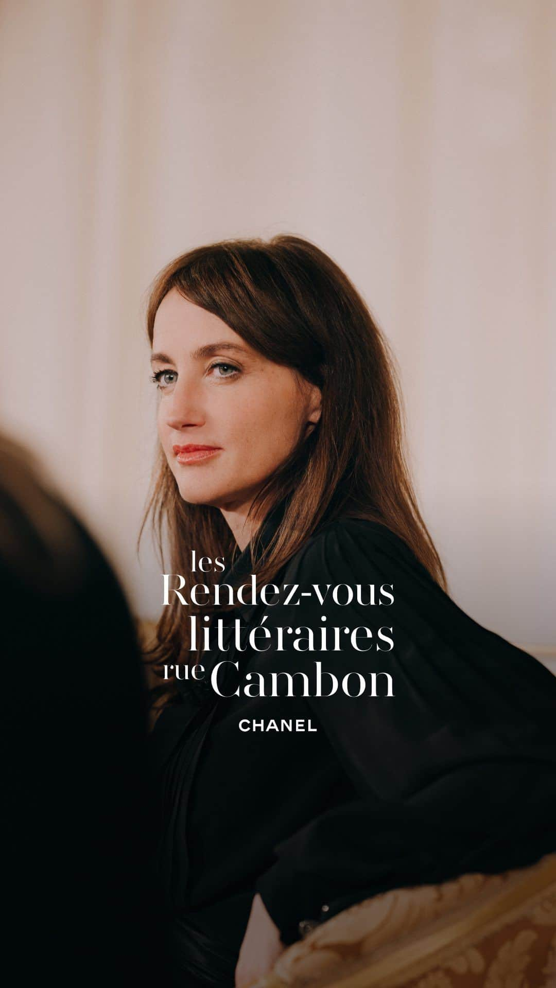 シャネルのインスタグラム：「The eleventh edition of the Rendez-vous littéraires rue Cambon [Literary Rendezvous at Rue Cambon] turns the spotlight on Maria Pourchet. On this occasion, the writer and screenwriter reflects on the way writing came to her at a very young age "as the very idea of the future". As she considers the act of writing as a necessity, she encourages aspiring writers to take the plunge whatever the cost.  Watch the full version of Maria Pourchet’s interview on the CHANEL official YouTube channel and see more about the Rendez-vous littéraire on chanel.com  #CHANELRendezvousLitteraires」