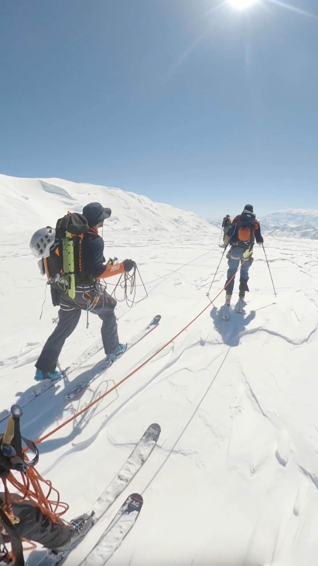 ミレーのインスタグラム：「In May 2022, after 3 years of preparation and delays due to the pandemic, a skier crew leaves for a full-autonomy expedition in the Yukon, Canada.   The team includes our Pyrenean athlete @j.colonge.   In this remote and monumental environment, the athletes will live the adventure of a lifetime and experience absolute commitment. Every ski line becomes an adventure based on sharing, trust and experience.   In these spectacular and preserved surroundings, time and space become relative. Living in the present becomes the only meaning of their journey.   🍿 NUNATAK is out now. Make sure to click on our link in bio to start watching.   © @ubac_images  . . . #MILLET」