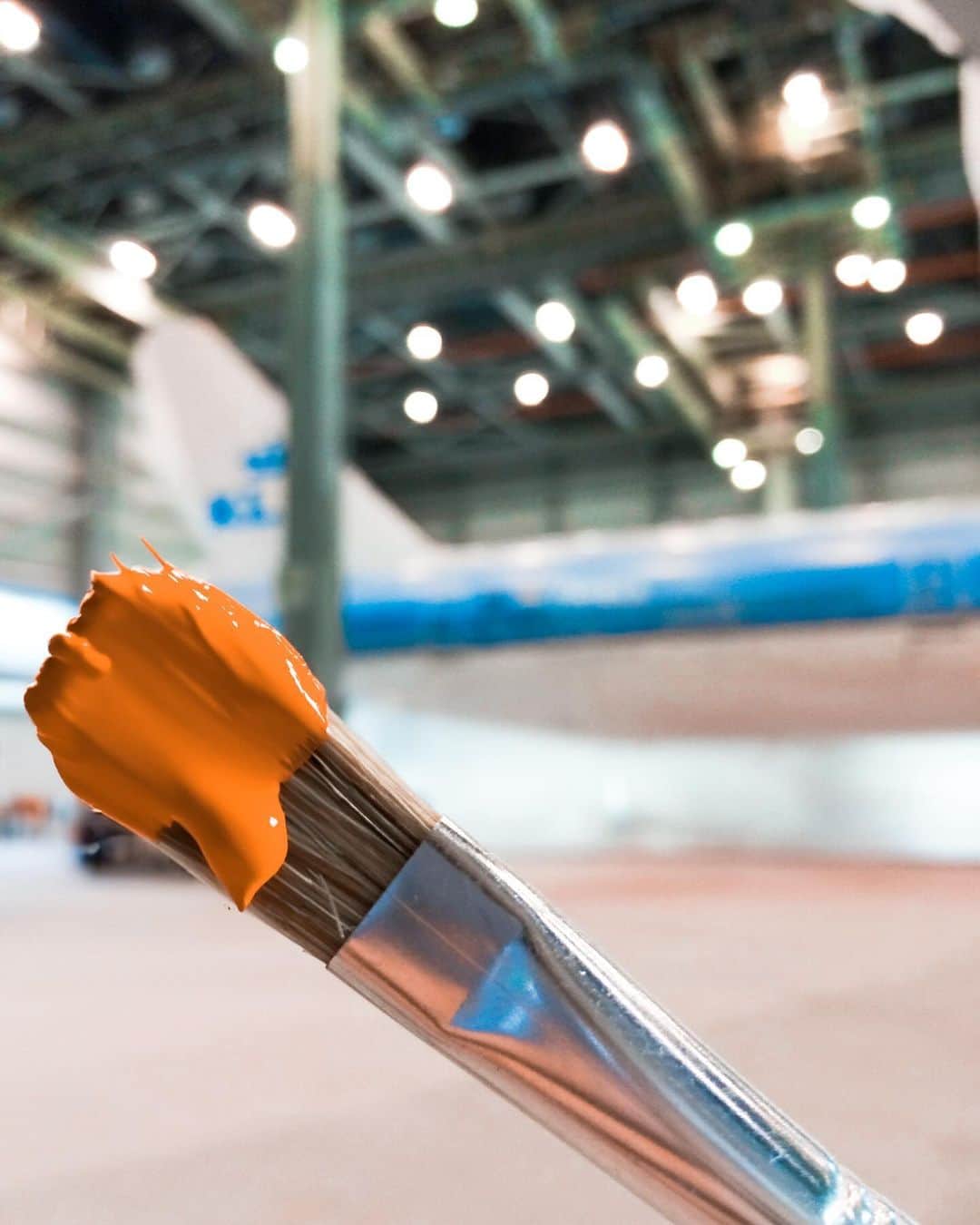 KLMオランダ航空のインスタグラム：「Setting the canvas for something exciting! Stay tuned for the big reveal. ✈️🖌️✨   #KLM #royaldutchairlines #blue #orange #paint #orangepride #planepainting #BVA」