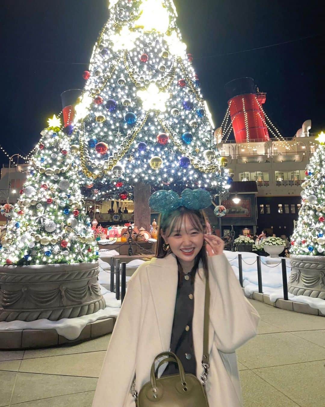 江野沢愛美のインスタグラム：「写真撮ってもらった✨ @arumdy_official の新作コート着て行ったけど 前から見ても後ろから見ても横から見ても形がやっぱりかわいい...🤍 みんなから、コートかわいい欲しい！って言われて嬉しかった🎄今週発売する新作ね☺︎  このカチューシャもかわいいなぁと思ってて、そのためのコーデして行ったから買えてよかった🤣🩵 coat.Knit @arumdy_official (コート今週末発売予定) denim @studior330  bag @maisonkitsune pierce @polene_paris」