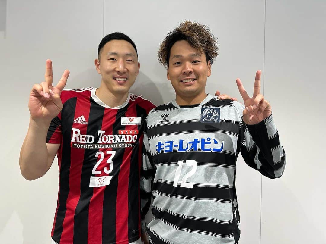 成田幸平のインスタグラム：「＊＊＊  湧永戦は38-27で勝ちました✌️  初めての古巣との試合でめちゃくちゃ 楽しみにしていました😆  長くプレーしたみんなと試合するのは 不思議な感じでしたが楽しくできました👍  今日はたくさんの熱い応援ありがとう ございました🙇🏻‍♂️  23日の車体戦も勝てるように 良い準備します🫡  次も絶対勝ぁぁぁぁつ💪  #トヨタ紡織九州レッドトルネードSAGA #HANDBALL #ハンドボール #JHL #日本ハンドボールリーグ #BEUERFEIND #MIZUNO」