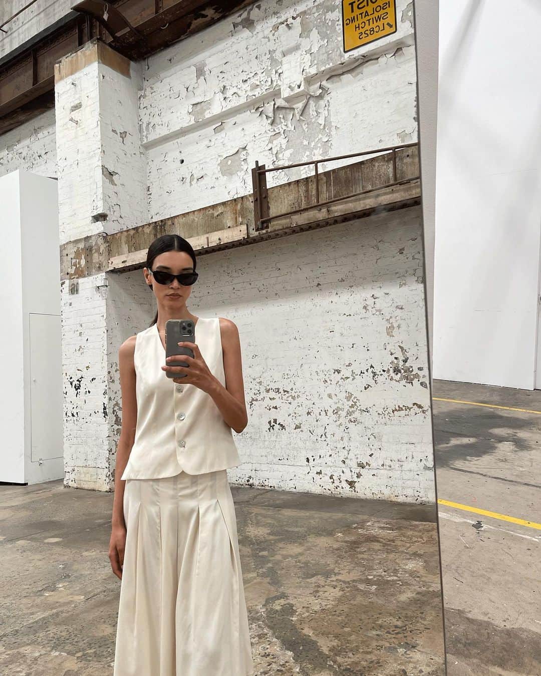 ベック&ブリッジのインスタグラム：「The Kaia Vest is crafted from silk in a classic, relaxed silhouette. Styled with the Beach Seeker Sunglasses in Black. ⠀⠀⠀⠀⠀⠀⠀⠀⠀ #becandbridge #resort #newarrivals」