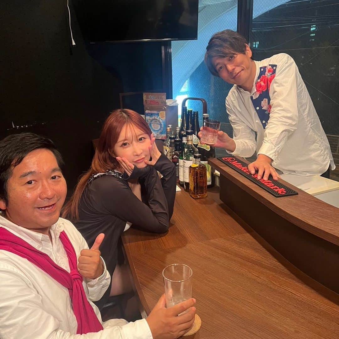 のインスタグラム：「「うんぱいのハグ漫遊」の沖縄ロケ。元ザブングルの松尾さんのお店でも撮影しました。沖縄でバーをやってるんです。流石のトークで盛り上がりました！  #うんぱいのハグ漫遊  #沖縄 #うんぱい さん #セクシー女優  #松尾陽介 さん #元ザブングル  #小石田純一 #お笑い芸人 #ものまね芸人」