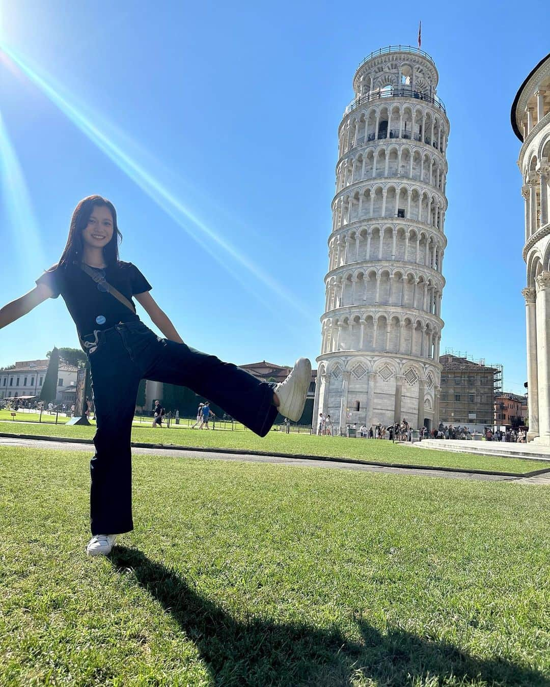 上田彩瑛のインスタグラム：「夏のItaly🇮🇹旅行  この日は ・ピサ ・サン・ジミニャーノ ・シエナ の3都市を回りました （フィレンツェから出てたツアー🚌）  ピサの斜塔ほんまに斜めってた！母親が昔訪れたときの写真見てたのでそれの真似して撮ってもらいました📸  3都市それぞれの魅力を感じれて満足のツアーでした〜 お気に入りはシエナです、動画の広場でのんびりした時間を過ごしました（ちゃんとジェラートも食べた）  #italy #italytravel #pisa #sangimignano #siena #torredipisa  #イタリア #イタリア旅行 #ピサ #ピサの斜塔 #サンジミニャーノ #シエナ」