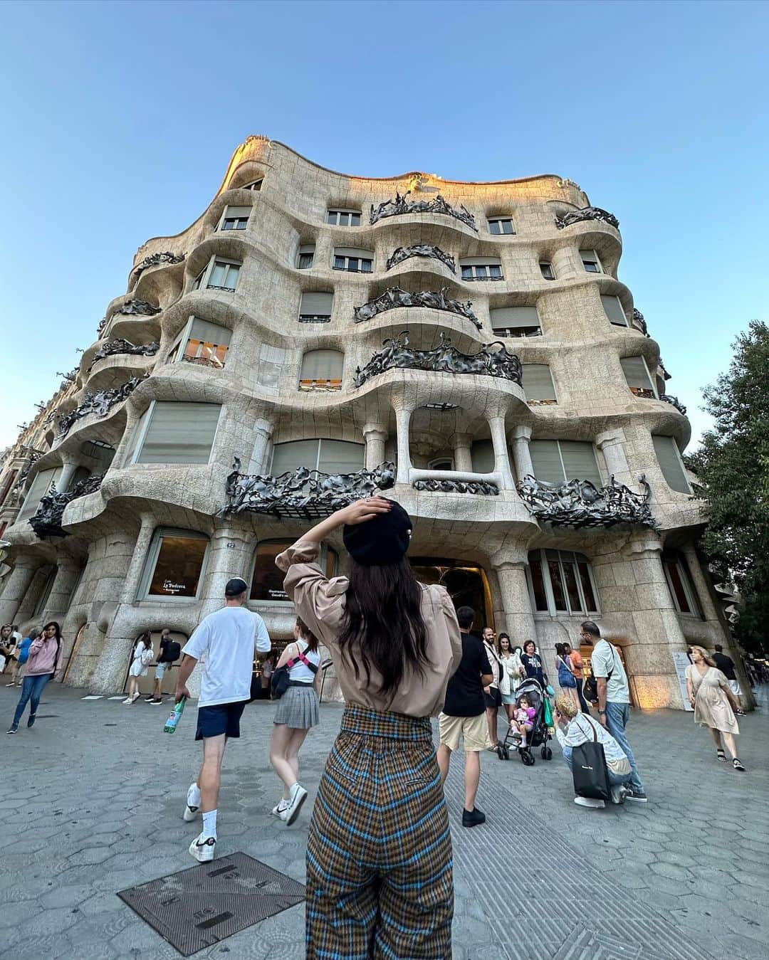 Yuika Matsuさんのインスタグラム写真 - (Yuika MatsuInstagram)「📍スペイン旅行 in バルセロナ🇪🇸 　 ガウディ建築物の #カサミラ 時間がなくて外観だけ見てきました🪑  　 多くのブティックやレストラン バルが立ち並ぶメインストリートの グラシア通りにあります♪ 　 　 旅行先では何処に行くのか決めたら コーデもぜーんぶ事前に決めていきたい派🙋‍♀️♡   　 @unminouofficial のブラウス スペインの街並みに似合うと思って 連れて行ったけだ、正解だったなぁ❤️ 　 このコーデ好き😍   　 ブラウス▷ @unminouofficial  パンツ▷ @amail_official  ベレー帽▷ @shein_japan  バッグ▷ @l4k3style_japan   　 #ゆいか新婚旅行　 ⇧新婚旅行の投稿が好評だったので こちらのハッシュタグから全て見れるように まとめてます❤️ 　 #Spain#Barcelona  #旅行#海外旅行#バルセロナ#スペイン  #世界文化遺産 #ガウディ #建造物 #ヨーロッパ #スペイン#スペイン旅行#カサミラ　 #新婚旅行」11月18日 18時14分 - yuika00802