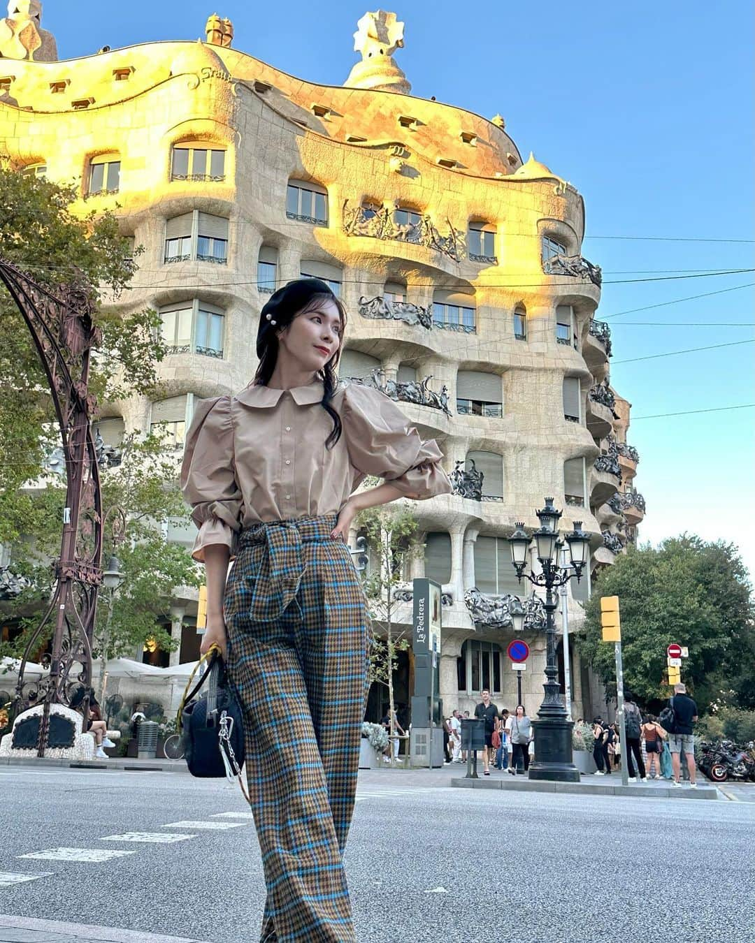 Yuika Matsuさんのインスタグラム写真 - (Yuika MatsuInstagram)「📍スペイン旅行 in バルセロナ🇪🇸 　 ガウディ建築物の #カサミラ 時間がなくて外観だけ見てきました🪑  　 多くのブティックやレストラン バルが立ち並ぶメインストリートの グラシア通りにあります♪ 　 　 旅行先では何処に行くのか決めたら コーデもぜーんぶ事前に決めていきたい派🙋‍♀️♡   　 @unminouofficial のブラウス スペインの街並みに似合うと思って 連れて行ったけだ、正解だったなぁ❤️ 　 このコーデ好き😍   　 ブラウス▷ @unminouofficial  パンツ▷ @amail_official  ベレー帽▷ @shein_japan  バッグ▷ @l4k3style_japan   　 #ゆいか新婚旅行　 ⇧新婚旅行の投稿が好評だったので こちらのハッシュタグから全て見れるように まとめてます❤️ 　 #Spain#Barcelona  #旅行#海外旅行#バルセロナ#スペイン  #世界文化遺産 #ガウディ #建造物 #ヨーロッパ #スペイン#スペイン旅行#カサミラ　 #新婚旅行」11月18日 18時14分 - yuika00802