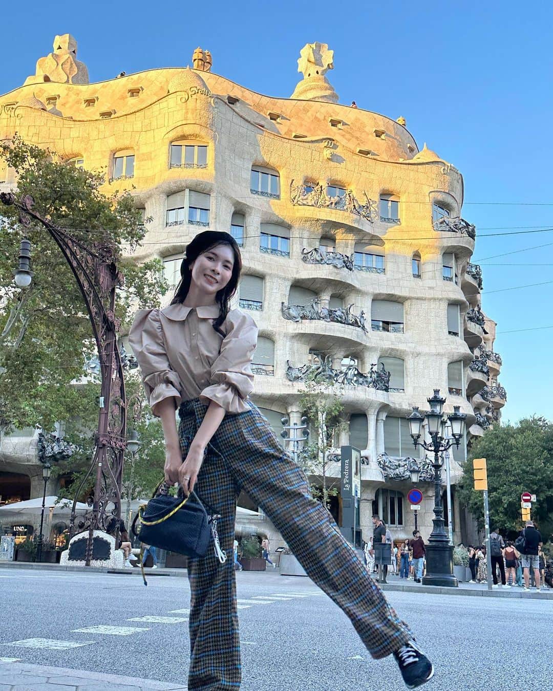 Yuika Matsuさんのインスタグラム写真 - (Yuika MatsuInstagram)「📍スペイン旅行 in バルセロナ🇪🇸 　 ガウディ建築物の #カサミラ 時間がなくて外観だけ見てきました🪑  　 多くのブティックやレストラン バルが立ち並ぶメインストリートの グラシア通りにあります♪ 　 　 旅行先では何処に行くのか決めたら コーデもぜーんぶ事前に決めていきたい派🙋‍♀️♡   　 @unminouofficial のブラウス スペインの街並みに似合うと思って 連れて行ったけだ、正解だったなぁ❤️ 　 このコーデ好き😍   　 ブラウス▷ @unminouofficial  パンツ▷ @amail_official  ベレー帽▷ @shein_japan  バッグ▷ @l4k3style_japan   　 #ゆいか新婚旅行　 ⇧新婚旅行の投稿が好評だったので こちらのハッシュタグから全て見れるように まとめてます❤️ 　 #Spain#Barcelona  #旅行#海外旅行#バルセロナ#スペイン  #世界文化遺産 #ガウディ #建造物 #ヨーロッパ #スペイン#スペイン旅行#カサミラ　 #新婚旅行」11月18日 18時14分 - yuika00802