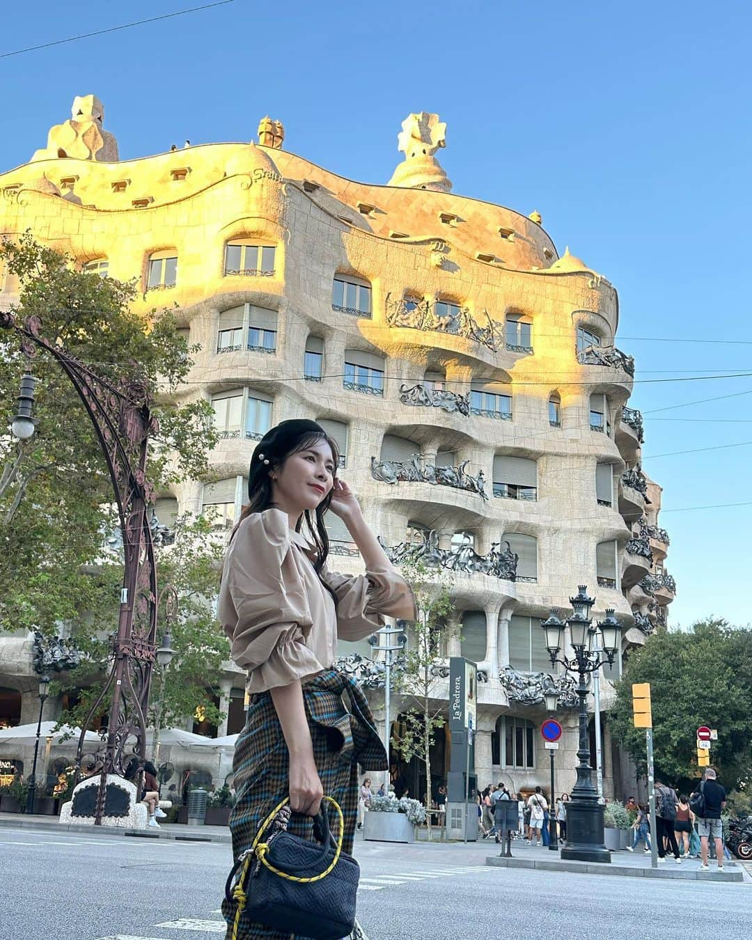 Yuika Matsuさんのインスタグラム写真 - (Yuika MatsuInstagram)「📍スペイン旅行 in バルセロナ🇪🇸 　 ガウディ建築物の #カサミラ 時間がなくて外観だけ見てきました🪑  　 多くのブティックやレストラン バルが立ち並ぶメインストリートの グラシア通りにあります♪ 　 　 旅行先では何処に行くのか決めたら コーデもぜーんぶ事前に決めていきたい派🙋‍♀️♡   　 @unminouofficial のブラウス スペインの街並みに似合うと思って 連れて行ったけだ、正解だったなぁ❤️ 　 このコーデ好き😍   　 ブラウス▷ @unminouofficial  パンツ▷ @amail_official  ベレー帽▷ @shein_japan  バッグ▷ @l4k3style_japan   　 #ゆいか新婚旅行　 ⇧新婚旅行の投稿が好評だったので こちらのハッシュタグから全て見れるように まとめてます❤️ 　 #Spain#Barcelona  #旅行#海外旅行#バルセロナ#スペイン  #世界文化遺産 #ガウディ #建造物 #ヨーロッパ #スペイン#スペイン旅行#カサミラ　 #新婚旅行」11月18日 18時14分 - yuika00802