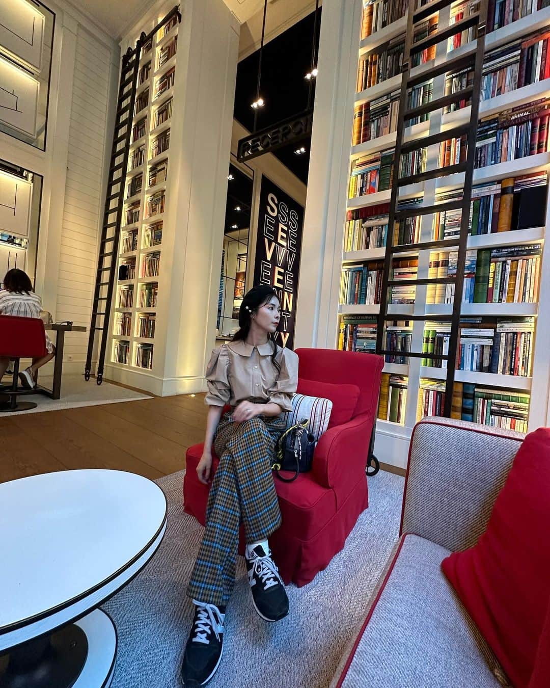 Yuika Matsuさんのインスタグラム写真 - (Yuika MatsuInstagram)「📍スペイン旅行 in バルセロナ🇪🇸 　 ガウディ建築物の #カサミラ 時間がなくて外観だけ見てきました🪑  　 多くのブティックやレストラン バルが立ち並ぶメインストリートの グラシア通りにあります♪ 　 　 旅行先では何処に行くのか決めたら コーデもぜーんぶ事前に決めていきたい派🙋‍♀️♡   　 @unminouofficial のブラウス スペインの街並みに似合うと思って 連れて行ったけだ、正解だったなぁ❤️ 　 このコーデ好き😍   　 ブラウス▷ @unminouofficial  パンツ▷ @amail_official  ベレー帽▷ @shein_japan  バッグ▷ @l4k3style_japan   　 #ゆいか新婚旅行　 ⇧新婚旅行の投稿が好評だったので こちらのハッシュタグから全て見れるように まとめてます❤️ 　 #Spain#Barcelona  #旅行#海外旅行#バルセロナ#スペイン  #世界文化遺産 #ガウディ #建造物 #ヨーロッパ #スペイン#スペイン旅行#カサミラ　 #新婚旅行」11月18日 18時14分 - yuika00802