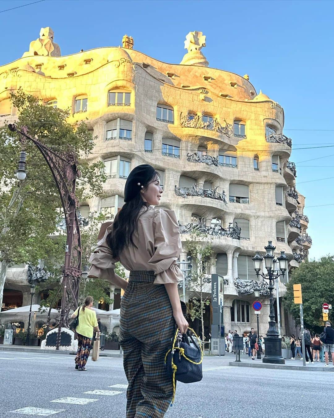 Yuika Matsuさんのインスタグラム写真 - (Yuika MatsuInstagram)「📍スペイン旅行 in バルセロナ🇪🇸 　 ガウディ建築物の #カサミラ 時間がなくて外観だけ見てきました🪑  　 多くのブティックやレストラン バルが立ち並ぶメインストリートの グラシア通りにあります♪ 　 　 旅行先では何処に行くのか決めたら コーデもぜーんぶ事前に決めていきたい派🙋‍♀️♡   　 @unminouofficial のブラウス スペインの街並みに似合うと思って 連れて行ったけだ、正解だったなぁ❤️ 　 このコーデ好き😍   　 ブラウス▷ @unminouofficial  パンツ▷ @amail_official  ベレー帽▷ @shein_japan  バッグ▷ @l4k3style_japan   　 #ゆいか新婚旅行　 ⇧新婚旅行の投稿が好評だったので こちらのハッシュタグから全て見れるように まとめてます❤️ 　 #Spain#Barcelona  #旅行#海外旅行#バルセロナ#スペイン  #世界文化遺産 #ガウディ #建造物 #ヨーロッパ #スペイン#スペイン旅行#カサミラ　 #新婚旅行」11月18日 18時14分 - yuika00802