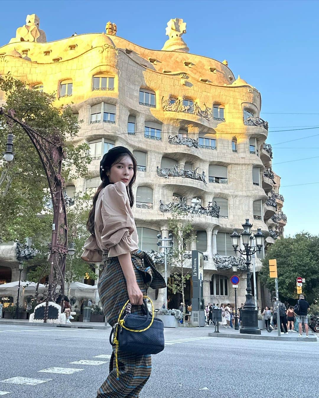 Yuika Matsuさんのインスタグラム写真 - (Yuika MatsuInstagram)「📍スペイン旅行 in バルセロナ🇪🇸 　 ガウディ建築物の #カサミラ 時間がなくて外観だけ見てきました🪑  　 多くのブティックやレストラン バルが立ち並ぶメインストリートの グラシア通りにあります♪ 　 　 旅行先では何処に行くのか決めたら コーデもぜーんぶ事前に決めていきたい派🙋‍♀️♡   　 @unminouofficial のブラウス スペインの街並みに似合うと思って 連れて行ったけだ、正解だったなぁ❤️ 　 このコーデ好き😍   　 ブラウス▷ @unminouofficial  パンツ▷ @amail_official  ベレー帽▷ @shein_japan  バッグ▷ @l4k3style_japan   　 #ゆいか新婚旅行　 ⇧新婚旅行の投稿が好評だったので こちらのハッシュタグから全て見れるように まとめてます❤️ 　 #Spain#Barcelona  #旅行#海外旅行#バルセロナ#スペイン  #世界文化遺産 #ガウディ #建造物 #ヨーロッパ #スペイン#スペイン旅行#カサミラ　 #新婚旅行」11月18日 18時14分 - yuika00802