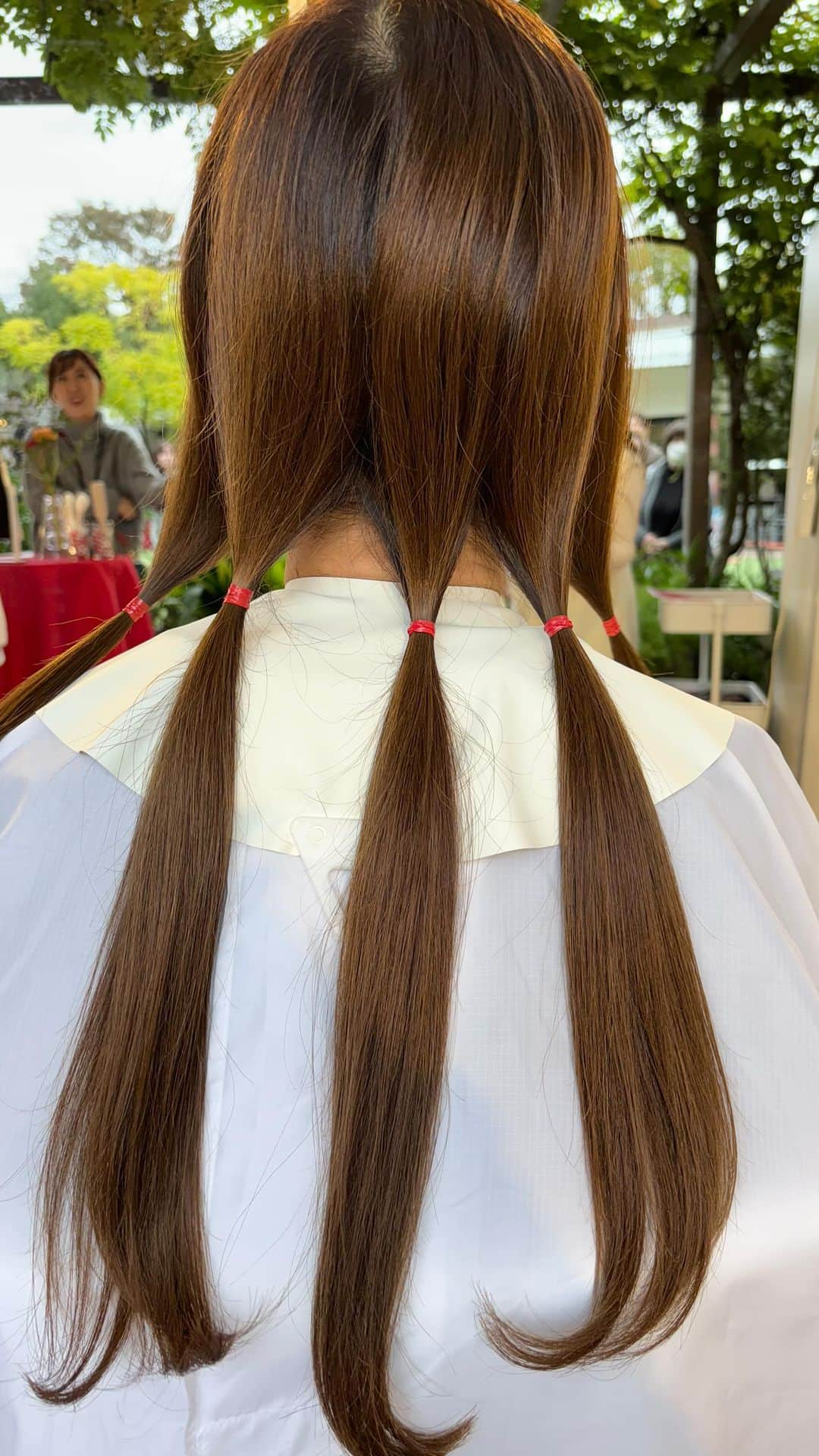 渋谷恭子のインスタグラム：「ヘアドネーション✂️ 最初の1束は自分でカットさせてもらったよ😁  良い思い出になりました✨  PR #ヘアドネーション #ヘアドネーションしました #左利き #アラフィフ #アラフィフライフ #アラフィフヘア #アラフィフヘアスタイル #カット #思い出 #楽しかった #楽しかった❤️ #ドネーションカット #青山 #青山一丁目 #イベント」