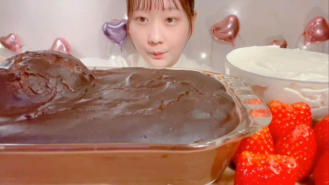 MIYUのインスタグラム：「濃厚なチョコプリン🍫Chocolate Pudding🍫 #asmr #asmreating #eating #mukbang」