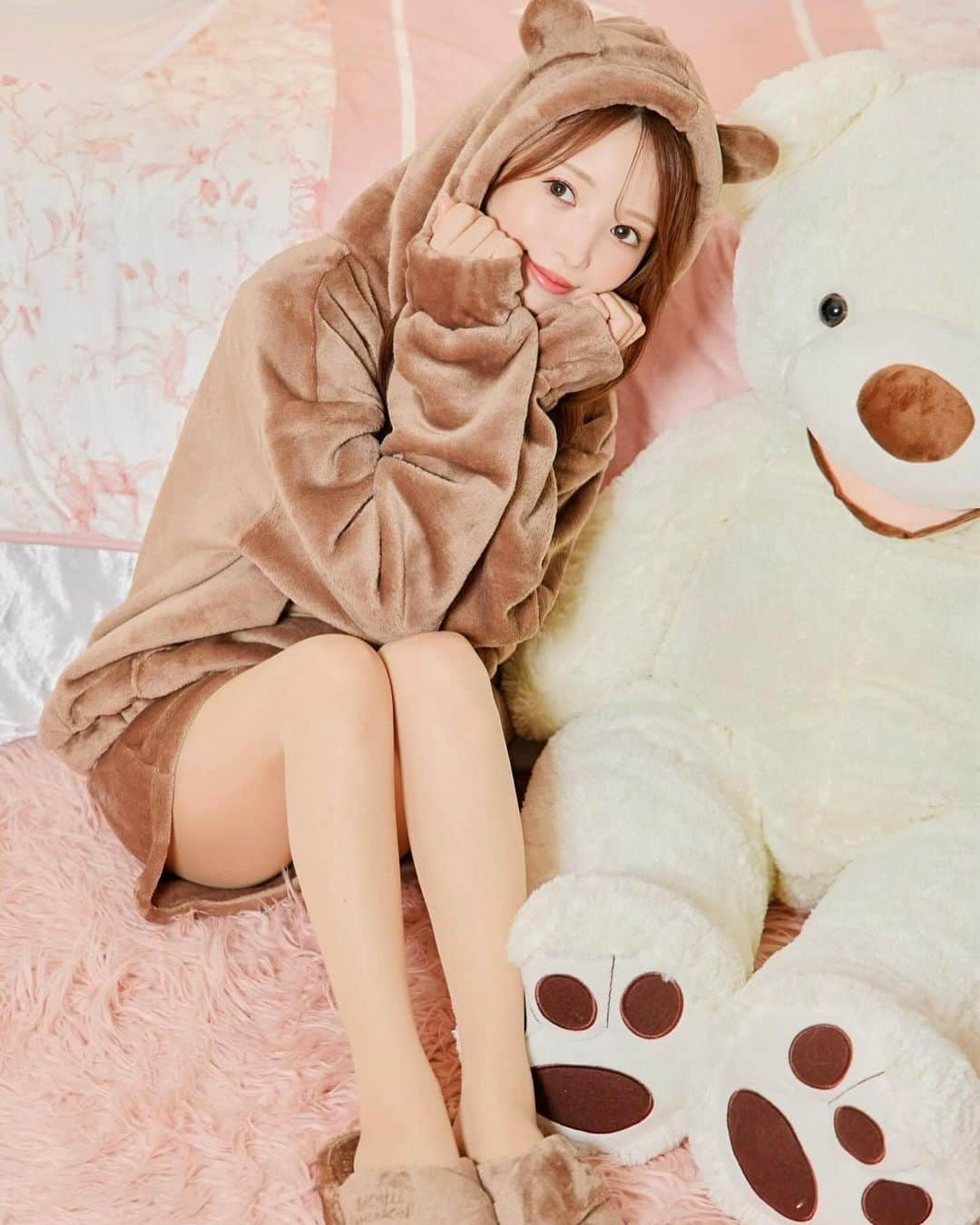 八鍬里美さんのインスタグラム写真 - (八鍬里美Instagram)「もこもこ🐻ノベルティ開催中ﾃﾞｽ♥️ くま耳ルームウェアとスリッパが選べるよ♪ ２つ合わせてコーデしてももちろんかわいい🥹 ルームウェアの袖口はゴムになってるので手を洗ったり家事するのにも便利🤫💕  ホワイト🐻‍❄️orブラウン🐻 どっちが好き？😆 @michellmacaron_official   #ノベルティ#ルームウェア#あざとい#リラックスタイム#ミシェルマカロン#michellmacaron」11月18日 18時07分 - satomi_yakuwa