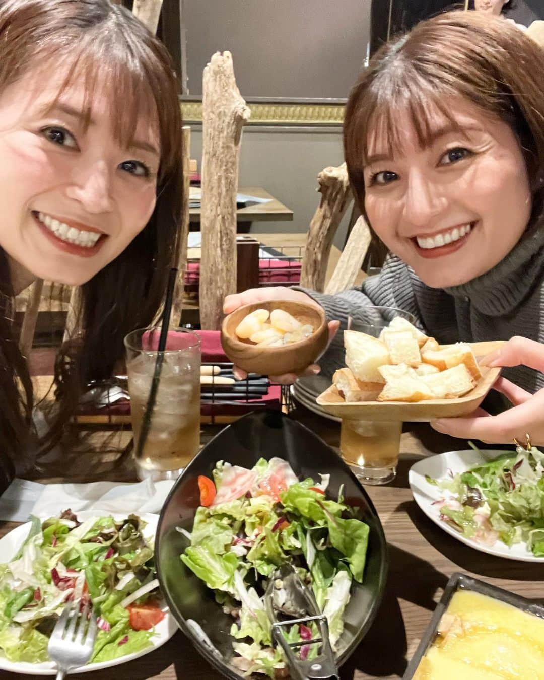 大家彩香のインスタグラム：「昨日は、可愛い後輩と ディナー🥰❤️  久保ちゃんと話していると 時間があっという間🩷 本当に楽しいです😆  #stv #札幌テレビ #大家彩香 #久保明日香 #ディナー #女子会 #女子アナ #どさんこワイド朝 #私服コーデ」