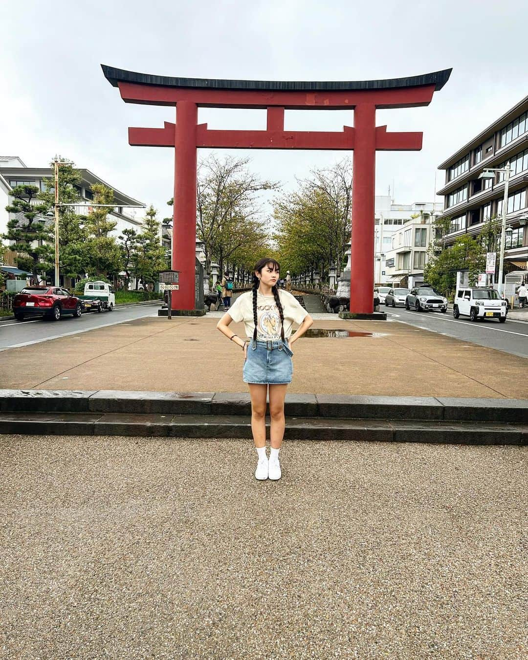 モカのインスタグラム：「江ノ島！天気はあんまり良くなかったけど雰囲気めっちゃ良くて次は晴れてる時に行きたい🥹たこせんべいやらアイスやら色んなもの食べれて幸せやった~😻」