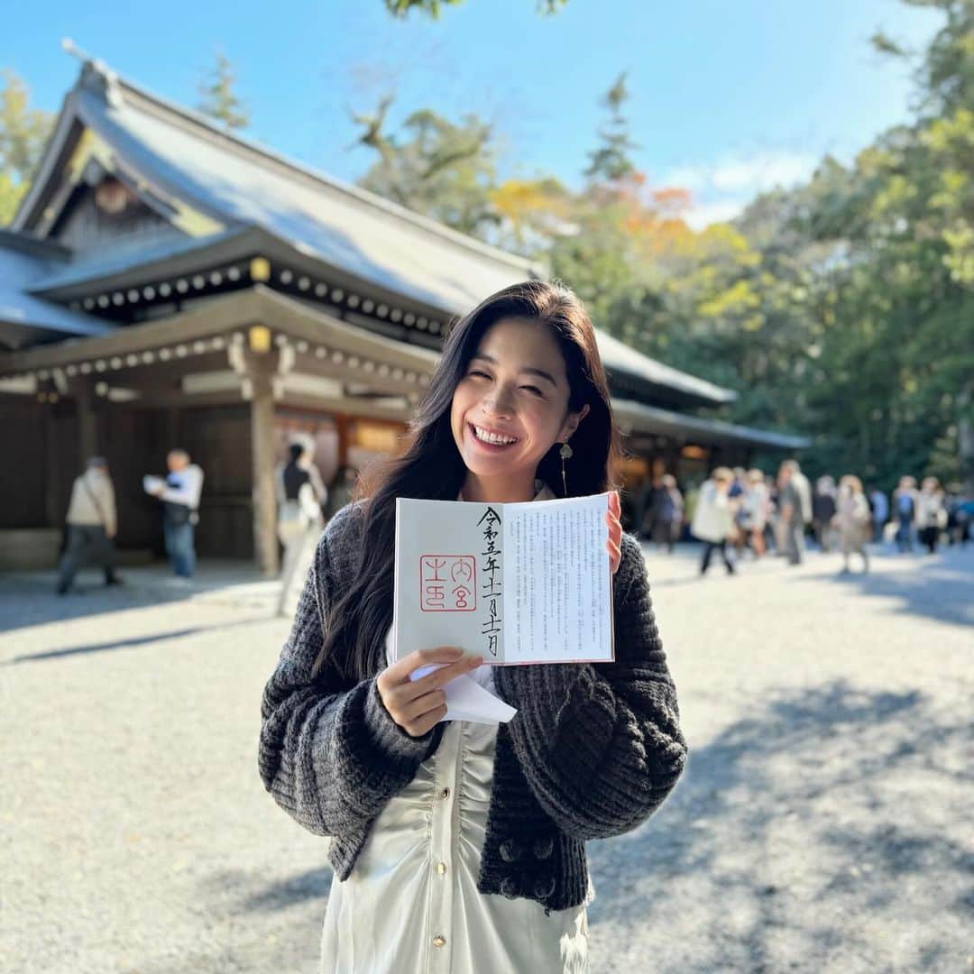 米山珠央さんのインスタグラム写真 - (米山珠央Instagram)「. ずっと行きたかった#伊勢神宮 で #御朱印集め を再開しました⛩️✨ . 御朱印帳も新調しちゃった〜🌸 また少しずつ集めていこうと思います♪ . 皆さんのおすすめの寺社はどちらですか?💭 . . . #三重 #三重観光 #伊勢 #伊勢旅行 #御朱印 #御朱印帳 #御朱印ガール #御朱印女子 #神社 #寺 #寺巡り #神社巡り #寺好きな人と繋がりたい #神社好きな人と繋がりたい #寺社仏閣 #パワースポット #たまごしゅいん」11月18日 18時09分 - tamao_17no1