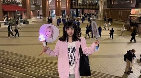 津島衣里のインスタグラム：「IVE、2days 🎀💕やっとリズに逢えたT_T♡  みんな大好き！あいしてる！ずっと推し続ける！泣いた〜T_T♡  そしてグッズ買いすぎた。笑 夫婦で間違えて横アリ行っちゃったのは内緒なおはなし YouTubeも撮ったからまた載せるとしよう  「エクボは恋の落とし穴〜」🐈‍⬛🖤ヘッ  #ive #liz #iveworldtour #worldtour #karena #live #김지원  #kアリーナ #ワールドツアー #リズ #ive好きな人と繋がりたい #エクボは恋の落とし穴」