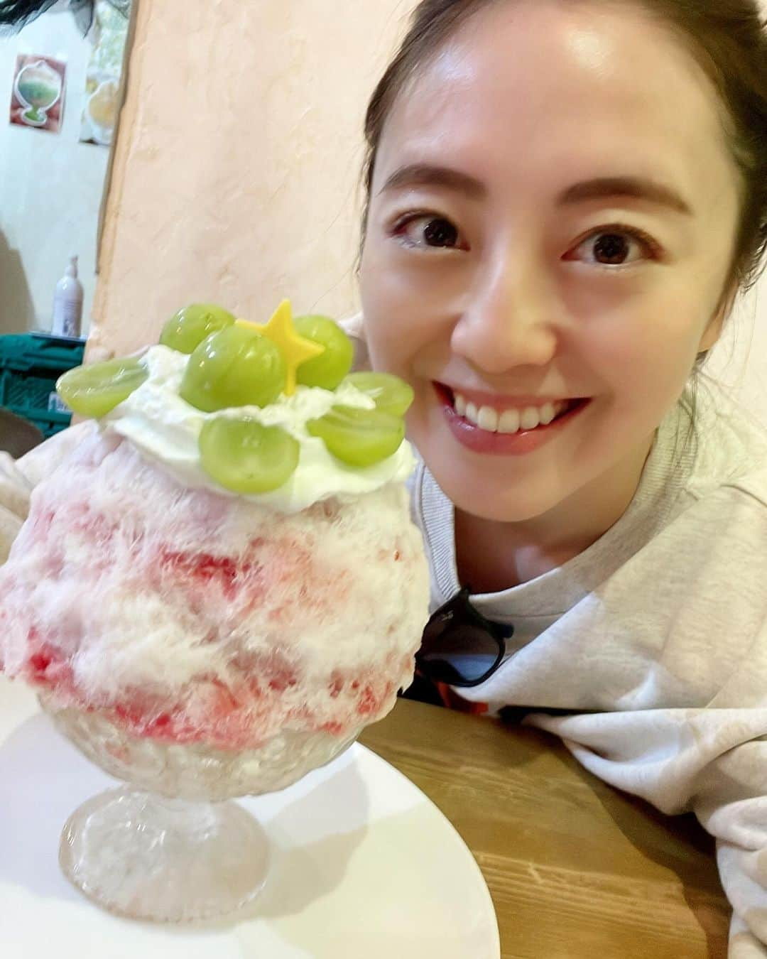 沢井美優のインスタグラム：「ものすごく寒いのだけど 投稿する時にいただいたかき氷を思い出し 食べたい想いがあふれて熱い気持ちになりますので やはりかき氷のパワーは最強だと思っております！！  ほら　ぽかぽかしてきた🍧  #沢井はかき氷です #🍧  #かき氷 #かき氷大好き  #かき氷は人を幸せにする #🧡　 　 #笑顔溢れる毎日を  #明日もきっと素敵な一日 #🍀」