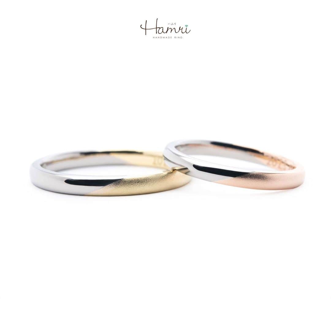 結婚指輪・婚約指輪『Hamri(ハムリ)』のインスタグラム：「【コンビネーションの指輪をご紹介です】  シンプルな甲丸、ストレートの形をベースに コンビネーションの指輪をお作りいただきました！  鏡面仕上げの艶感が綺麗なブラックゴールドはお二人お揃いに。 ご新郎はライムゴールド、ご新婦様はピンクゴールドと それぞれがお好きなお素材をお選びいただいた面には マットな質感が美しいホーニング加工を加えております。 2つのお素材の配色と表面加工の切り替えがお洒落なデザインです！  内側には、お二人で書いていただいた記念日とお名前をレーザーで刻印しております。 ひらがなのお名前に、手作りの温かみを感じる素敵なアイディアです♡  間にはお二人の誕生石をお留めして 見えない部分までこだわりの詰まった、唯一無二の指輪が完成いたしました！ ご結婚おめでとうございます！  💓ふたりらしい指輪と想い出を💓 @hamri_omotesando ==========================  ♦︎♢作成中の写真や動画を撮影、全データプレゼント♢♦︎  DMやLINEでのご相談お待ちしております♥ ⇒@hamri_omotesando  ❁・❁・❁・❁・❁・❁・❁・❁・❁・❁・❁  ＊セットリング5%OFF＊  @hamri_omotesando  Hamri「ハムリ」  〒150-0001 東京都渋谷区神宮前5-11-11 2F  tel 0120-121-175 hp https://hamri.jp/  open 11:00〜19:00 close 火/水　祝日営業  ❁・❁・❁・❁・❁・❁・❁・❁・❁・❁・❁  #手作り結婚指輪 #手作り婚約指輪 #結婚指輪#マリッジリング #エンゲージリング #プレ花嫁 #Hamri #Hamri表参道 #オーダーメイドリング #鋳造 #ブライダルリング #ペアリング #鎚目リング #プラチナリング #ピンクゴールド #シャンパンゴールド #ゴールドリング #コンビネーションリング #2023wedding #2023春婚 #2023夏婚 #プレ花嫁準備 #プレ花嫁と繋がりたい #結婚指輪探し #結婚指輪選び #結婚準備  《Hamri検索タグ》  #hamriデザイン #hamri指輪作り #hamri花嫁」
