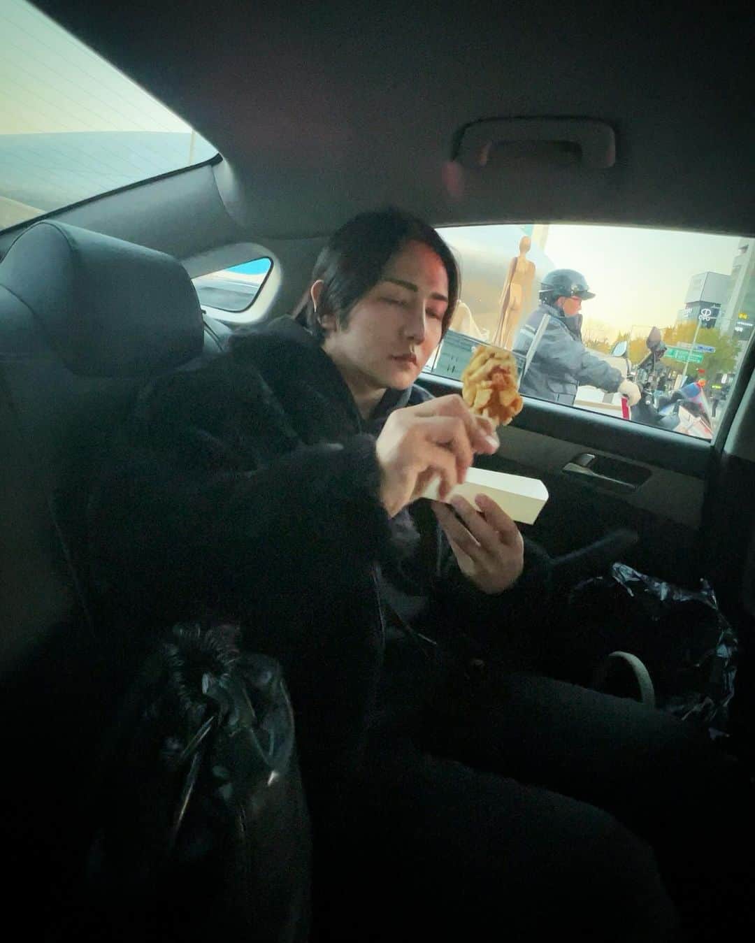 ミッチーのインスタグラム：「🥘🍇🍲🥙🥗🍭🌭🍛🍍🫕🍺  #マシッソヨ #맛있어요   주말 잘 보내세요.  皆様良い週末をお過ごしください〜〜」
