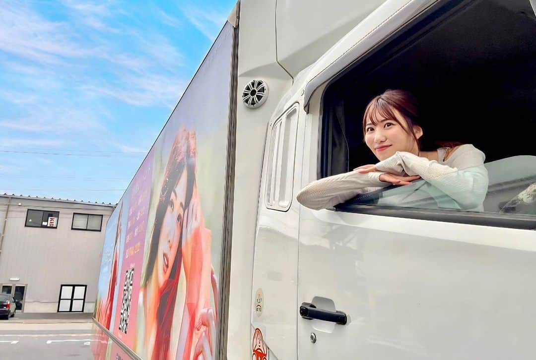 山岸逢花さんのインスタグラム写真 - (山岸逢花Instagram)「山岸あや花アドトラックプロジェクト🚚💛  現在山岸あや花のアドトラックが東京都内を駆け回っております！！！ 11/11〜23まで東京都内を、その後は11/25〜12/1まで大阪市内を走ります。  ぜひこの機会に見かけてもらえたら嬉しいです！！ 運行スケジュールについてはストーリーズハイライトにまとめました🙆🏻‍♀️ 見かけたら #山岸あや花アドトラック やメンションでシェアしてくださいな💛💛  ということですが。 もうね、伝えたい事が多すぎて最近更新が滞っておりました。  あと、言いたいことは3つ ・クラファン達成しました！ありがとう！！ ・山岸あや花PREMIUM最新作発売 ・全国7ヶ所イベント始まります これについてお話しさせてください。  まず1つ目。 この度は、' 山岸あや花 '改名後初のPREMIUM最新作発売に合わせ、改めて自分の名前を広く知ってもらう為に、そして応援してくれている方との絆をより深めたいという思いでクラウドファンディングを始め、皆さまのご協力のおかげで見事目標金額を達成しまして、トラックを走らせることができました！！！ ご協力してくださった皆さん本当にありがとうございました！！  人生規模で考えても、自分の顔と名前が載っているアドトラックが東京都内を走るなんてもうきっと2度とないです。 こんな突飛なプロジェクトですが、この1ヶ月間、ファンディング期間中は頑張ってねと沢山の方に声をかけていただいたり、走っているトラック見たよと報告の連絡をもらったり。 みなさんからたくさんの愛を感じられて、本当に毎日幸せです…🫶🫶関わってくださった皆さんへの感謝が止まりません。  毎日走ってるトラック、もう日数わずかですがぜひ見かけてもらえると嬉しいです！ 遠くて難しいよって方は私のストーリーも見てください🫶🚚  そして、2つ目。 PREMIUMから改名後初の作品もついに発売になりました！！！ 名前探しの旅から始まって、ドキュメント部分で2時間、色んなコーナーがあって収録時間5時間越えの大作になってしまいました！w（ZANPA監督本当にありがとう @avzampa ） きっとおもしろくて抜ける作品になってるのでチェックしてください！！！🔞🤍  最後に3つ目。 あと、全国7ヶ所でのイベントも11/23の北海道から始まります！ 情報がてんこ盛りです！！！笑 イベント参加してみたいなって方は「イベルト 山岸あや花」で検索してください🔍  残り今年も1ヶ月ちょっとですね。 体調気をつけながら、今年もいい年に出来たと言えるように精一杯やっていきましょ✊  #山岸あや花」11月18日 18時23分 - ayakayamagishi_