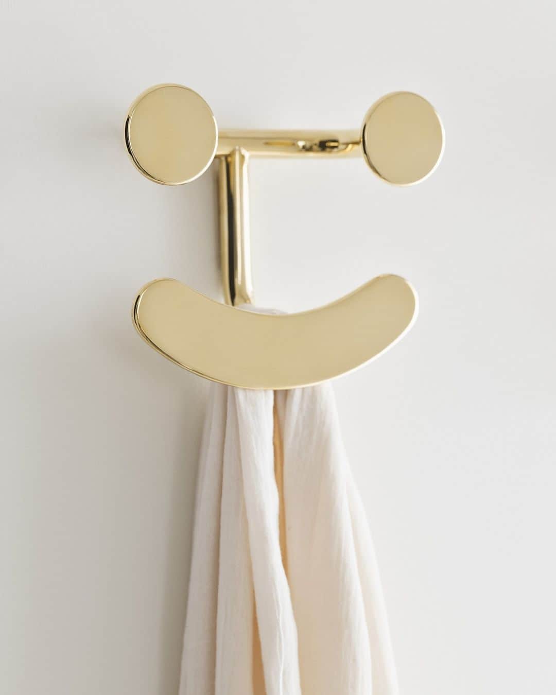 フリッツハンセンのインスタグラム：「Lift the mood and add a warm, welcoming touch with the Happy Hook™   Playful yet functional in four beautiful colours: 	•	Blush 	•	Turquoise 	•	Green Grey 	•	Polished Brass   A lovely gift that’s practical too.   Shop the Happy Hook via the link in bio.」