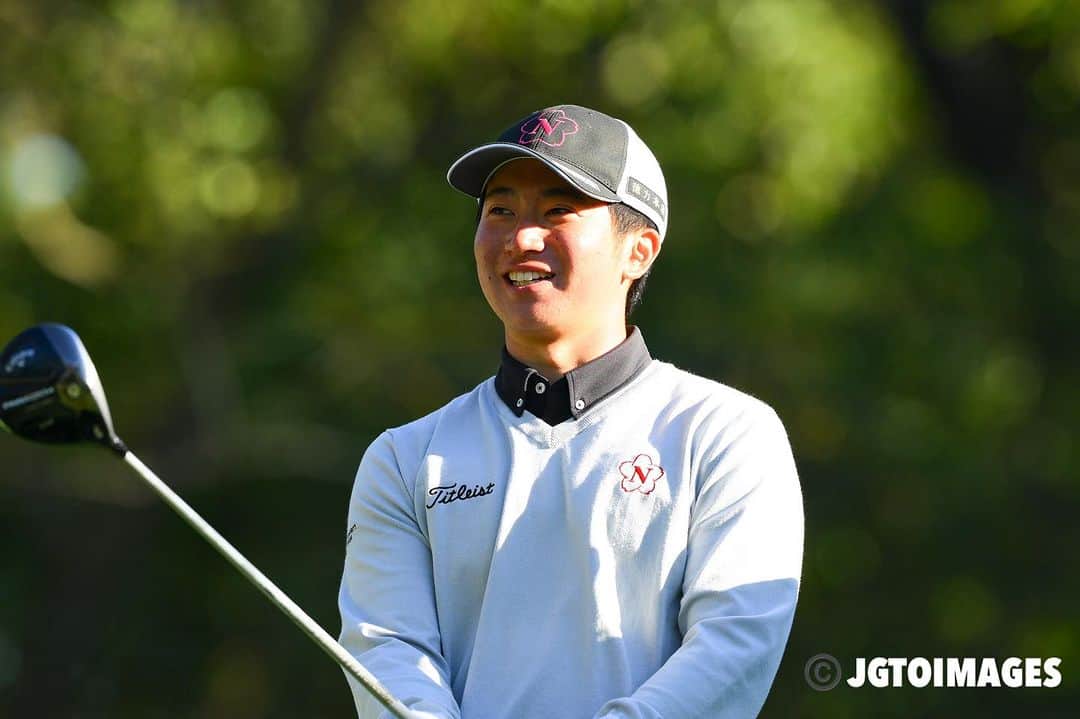  JGTO 男子プロゴルフツアーのインスタグラム：「「ダンロップフェニックストーナメント」第3ラウンド⛳️  昨日に引き続き、アマチュアの杉浦悠太さんがトータル12アンダーで単独トップをキープ✨ 2位と4打差で明日の最終ラウンドを迎えます👊  自身ツアー初めての最終日最終組❗️ 明日優勝した場合は、本大会最年少優勝記録としては1977年のセベ・バレステロス（20歳232日）に次ぐ2番目、日本人としては最年少記録となります🔥  @dunlop_phoenix  @jgtoimages  #jgto  #golftournament  #男子ゴルフ #ダンロップフェニックストーナメント #ダンロップ #dpt #フェニックスカントリークラブ #杉浦悠太 #日本大学」