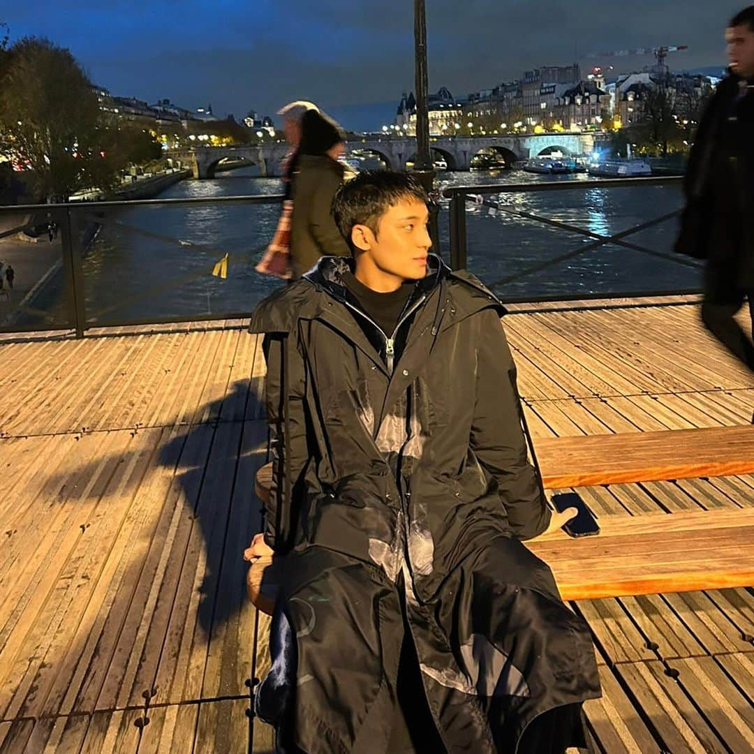 ミンギュさんのインスタグラム写真 - (ミンギュInstagram)「Paris🖤」11月18日 18時21分 - min9yu_k