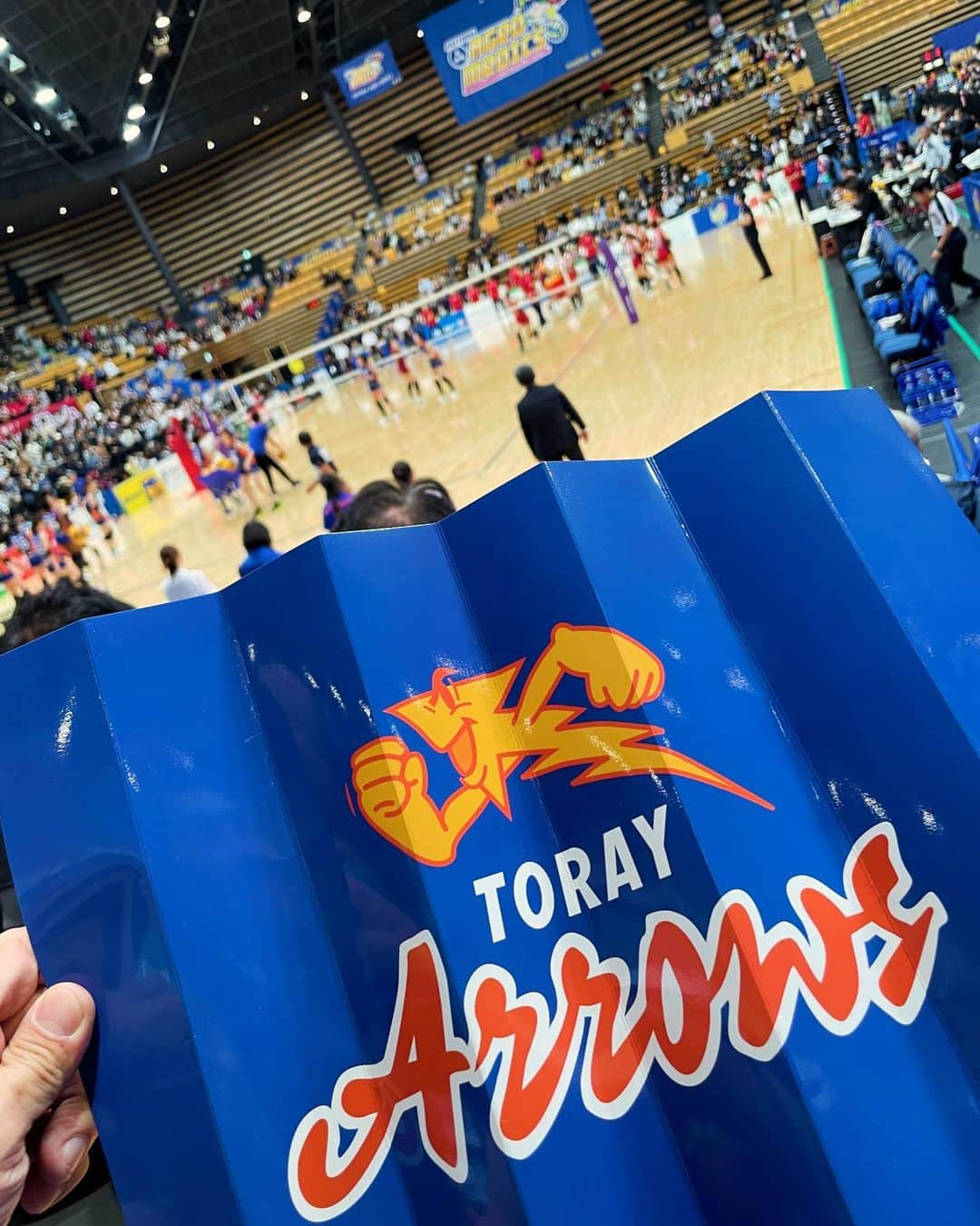 和田正人のインスタグラム：「Vリーグ観戦！！  東レアローズ vs 日立Astemoリヴァーレ @ 大田区総合体育館  残念ながら、応援していた東レアローズは負けちゃったけど、とても面白い試合でした。  第一試合から他の試合も観戦してたんどけど、ずっと観てられますねーバレーボール！！  流れがコロコロ移り変わって、一瞬たりとも目が離せない。笑  大満足の試合でした！！  関東近郊で試合があれば、また足を運びたいと思います。  選手の皆さん、お疲れ様でした！！  #東レアローズ #バレーボール #Vリーグ #大田区総合体育館」