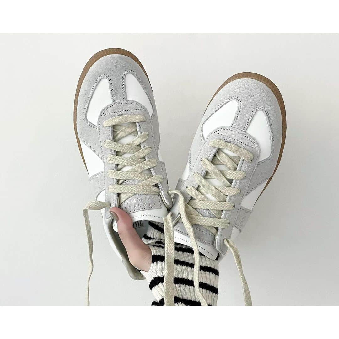 のインスタグラム：「何年ぶりかに仲間入りしたスニーカー👟  @maisonmargiela  Replica ジャーマントレーナー  買うならトレンドに左右されない、自分のコーディネートの定番になる一足がよくて。  履くと一段と美しく、履き心地も最高に良い♡ クタクタになって味がでてくるのもまた楽しみ。  3枚目はnew豆粒ネイル☺︎☺︎  #maisonmargiela#maisonmargielasneakers#maisonmargielashoes」