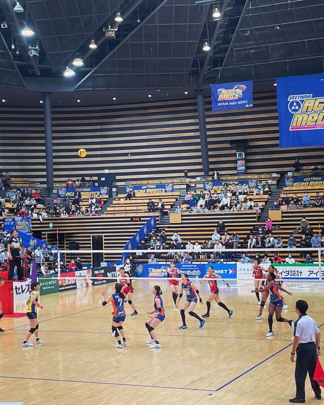 和田正人さんのインスタグラム写真 - (和田正人Instagram)「Vリーグ観戦！！  東レアローズ vs 日立Astemoリヴァーレ @ 大田区総合体育館  残念ながら、応援していた東レアローズは負けちゃったけど、とても面白い試合でした。  第一試合から他の試合も観戦してたんどけど、ずっと観てられますねーバレーボール！！  流れがコロコロ移り変わって、一瞬たりとも目が離せない。笑  大満足の試合でした！！  関東近郊で試合があれば、また足を運びたいと思います。  選手の皆さん、お疲れ様でした！！  #東レアローズ #バレーボール #Vリーグ #大田区総合体育館」11月18日 18時21分 - daaaaaawaaaaaa