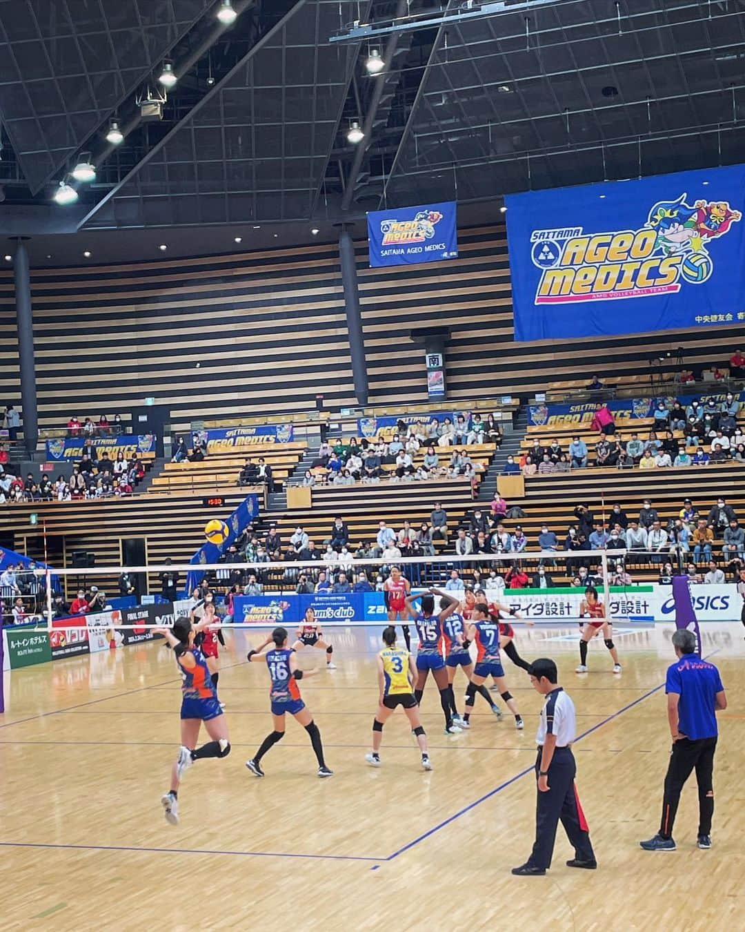 和田正人さんのインスタグラム写真 - (和田正人Instagram)「Vリーグ観戦！！  東レアローズ vs 日立Astemoリヴァーレ @ 大田区総合体育館  残念ながら、応援していた東レアローズは負けちゃったけど、とても面白い試合でした。  第一試合から他の試合も観戦してたんどけど、ずっと観てられますねーバレーボール！！  流れがコロコロ移り変わって、一瞬たりとも目が離せない。笑  大満足の試合でした！！  関東近郊で試合があれば、また足を運びたいと思います。  選手の皆さん、お疲れ様でした！！  #東レアローズ #バレーボール #Vリーグ #大田区総合体育館」11月18日 18時21分 - daaaaaawaaaaaa