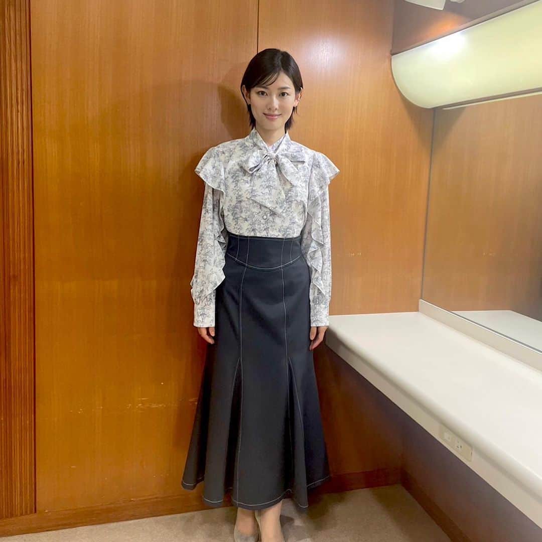 中西悠理のインスタグラム：「#サンデーモーニング #衣装  11/5（1枚目） トップス＆スカート  11/12（2枚目） ワンピース … 全て @cheek.official   明日の朝もぜひ観てください☀️🍳 晴れてほしいなあ」