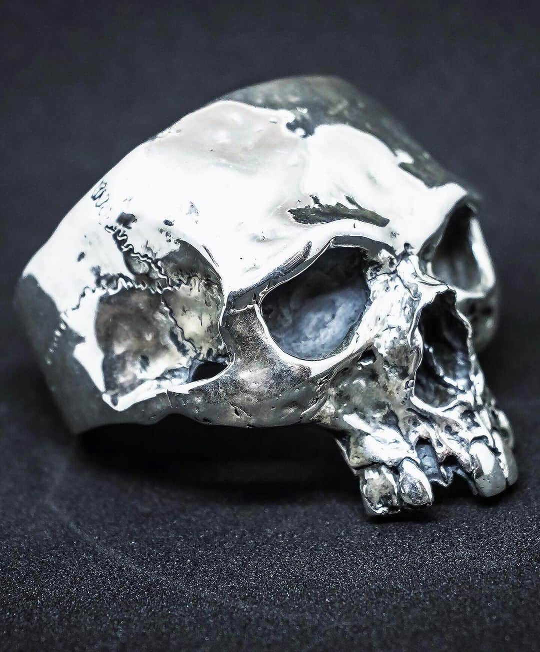 クレイジーピッグさんのインスタグラム写真 - (クレイジーピッグInstagram)「XL Skull Cuff made from solid Sterling Silver 😮‍💨 . . . . #silver #sterling #skull #cuff #bracelet #decay #metal #christmas #christmasshopping #present #luxury #jewellery」11月18日 18時31分 - crazypigdesignslondon