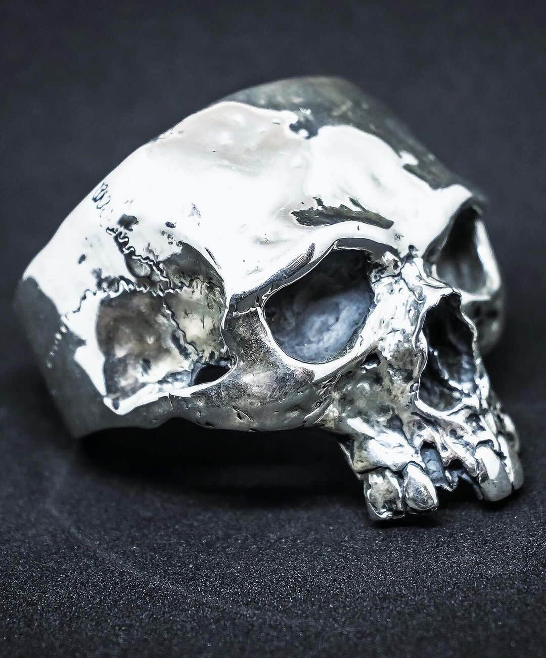 クレイジーピッグのインスタグラム：「XL Skull Cuff made from solid Sterling Silver 😮‍💨 . . . . #silver #sterling #skull #cuff #bracelet #decay #metal #christmas #christmasshopping #present #luxury #jewellery」