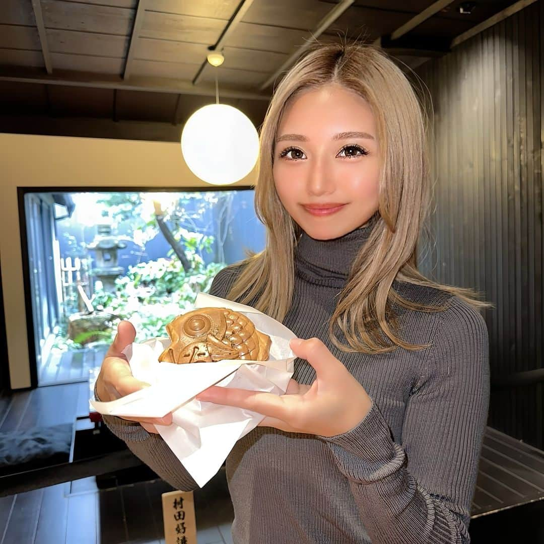 なーちゃんのインスタグラム：「・ 鯛焼き大好き🐡💕 こし餡限定ですが☺️ ・ これはバターが中に入ってて、賞味期限1分って書いてあったよ🤭 じゅわ〜ってバターがとろけてすごくおいしかった💕💕 また食べたい🐡 ・ ・ ・ #京都 #京都グルメ #京都観光 #鯛焼き #たい焼き」