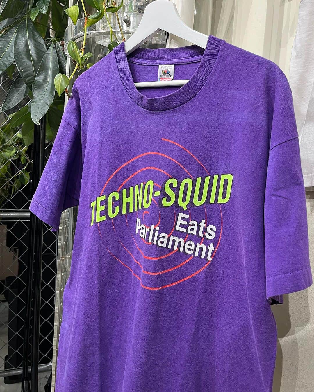 のインスタグラム：「1990's～ TECHNO-SQUID Eats Parliament　20000y+tax(22000)  1990年代にアメリカのアーカンソー州リトルロックで結成されたバンド、TECHNO-SQUID Eats Parliament。 日本ではマイナーバンドだと思いますが、印象的なギター フレーズを奏でる良質パワーポップバンドです。  こちらは90年代製の希少な1枚、マイナーバンド故にかなりレアなTシャツになります。 シンプルなグラフィックとバンドサウンドとは裏腹に、ちょっとクセのある色使いが堪りません！！  この機会を逃すとなかなか手に入らないTシャツだと思います。 サウンドチェックして気になる方は是非！！  WEB SHOPに入荷しております。 是非ご覧ください。 jammru.com  #jammru#jammru_tee#technosquideatsparliament  #大阪古着屋#心斎橋古着屋#usedmix #vintagetshirt #vintagetee #vintagebandtee #osaka  #fashion  #streetstyle  #streetfashion  #vtg  #vintage  #used  #usedclothing  #古着 #古着屋 #ファッション #70s #80s #90s」
