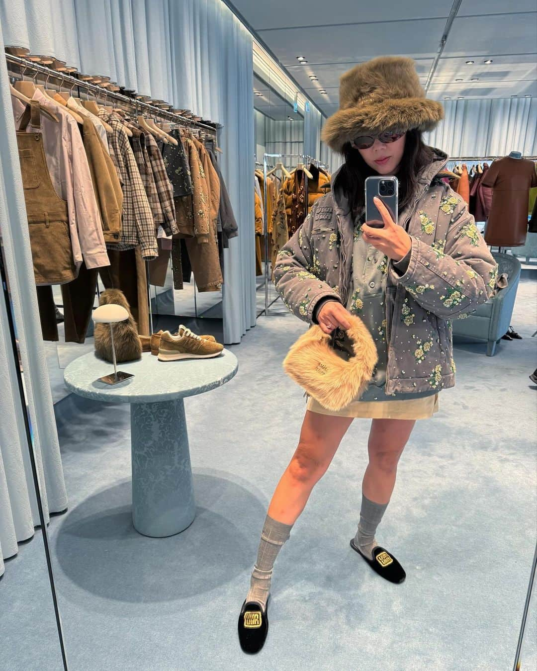 スージー・ロウのインスタグラム：「New Miu Spent the week getting up close and personal with @miumiu holiday garms Took too many mirror selfies Was trying to make some tough choices between fancy toilet or fancy coat (still in the thick of house renovation) 😬😬😬」