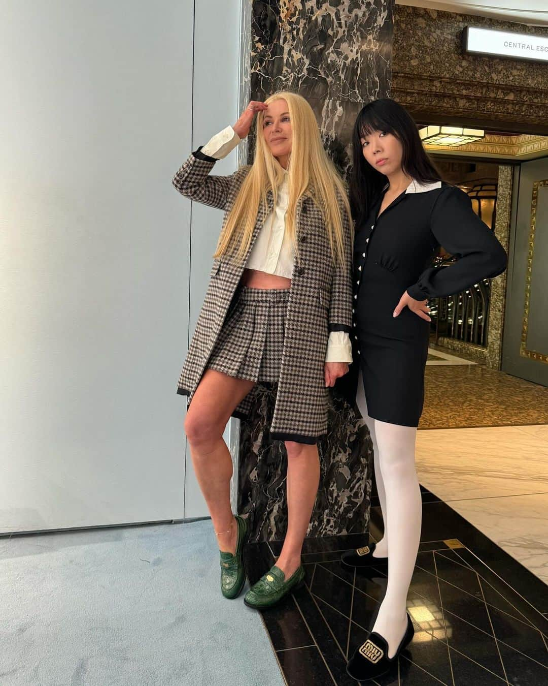 スージー・ロウさんのインスタグラム写真 - (スージー・ロウInstagram)「New Miu Spent the week getting up close and personal with @miumiu holiday garms Took too many mirror selfies Was trying to make some tough choices between fancy toilet or fancy coat (still in the thick of house renovation) 😬😬😬」11月18日 18時24分 - susiebubble