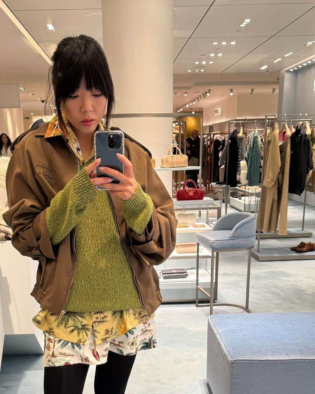 スージー・ロウさんのインスタグラム写真 - (スージー・ロウInstagram)「New Miu Spent the week getting up close and personal with @miumiu holiday garms Took too many mirror selfies Was trying to make some tough choices between fancy toilet or fancy coat (still in the thick of house renovation) 😬😬😬」11月18日 18時24分 - susiebubble