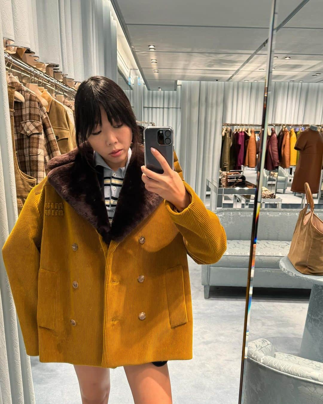 スージー・ロウさんのインスタグラム写真 - (スージー・ロウInstagram)「New Miu Spent the week getting up close and personal with @miumiu holiday garms Took too many mirror selfies Was trying to make some tough choices between fancy toilet or fancy coat (still in the thick of house renovation) 😬😬😬」11月18日 18時24分 - susiebubble