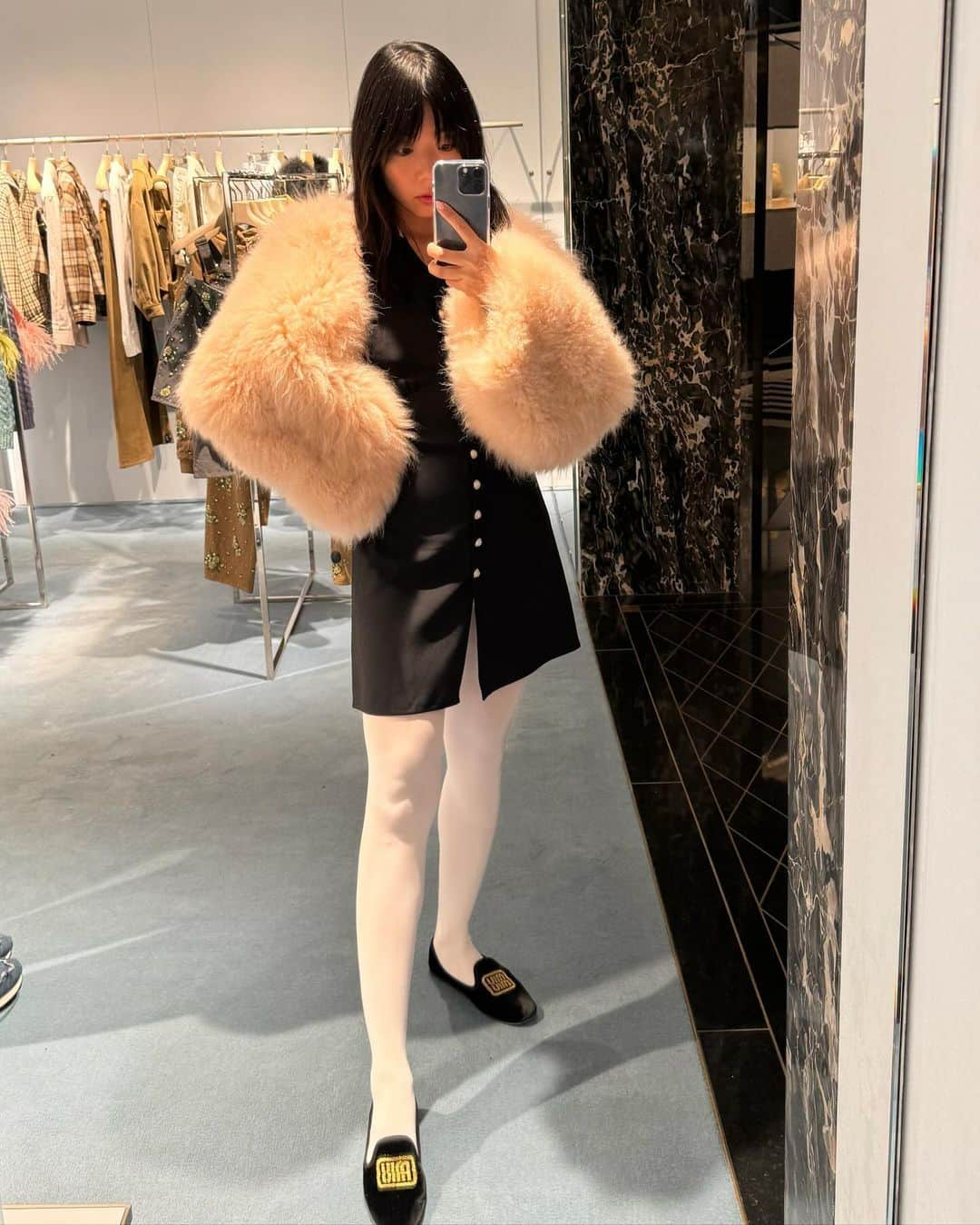 スージー・ロウさんのインスタグラム写真 - (スージー・ロウInstagram)「New Miu Spent the week getting up close and personal with @miumiu holiday garms Took too many mirror selfies Was trying to make some tough choices between fancy toilet or fancy coat (still in the thick of house renovation) 😬😬😬」11月18日 18時24分 - susiebubble