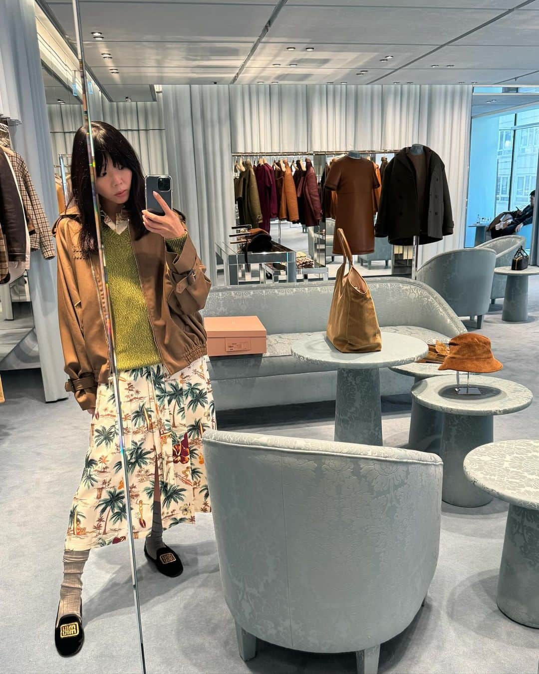 スージー・ロウさんのインスタグラム写真 - (スージー・ロウInstagram)「New Miu Spent the week getting up close and personal with @miumiu holiday garms Took too many mirror selfies Was trying to make some tough choices between fancy toilet or fancy coat (still in the thick of house renovation) 😬😬😬」11月18日 18時24分 - susiebubble