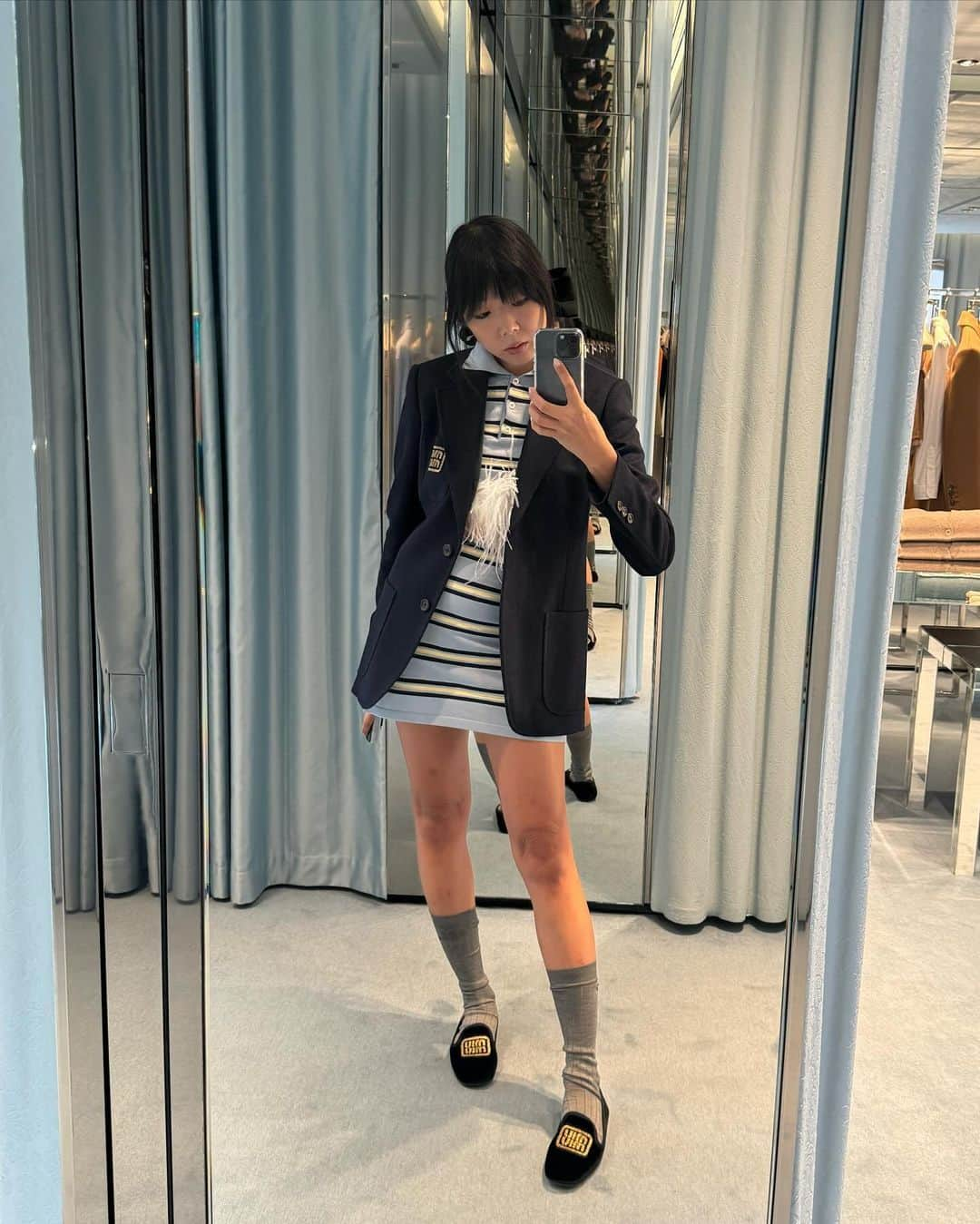 スージー・ロウさんのインスタグラム写真 - (スージー・ロウInstagram)「New Miu Spent the week getting up close and personal with @miumiu holiday garms Took too many mirror selfies Was trying to make some tough choices between fancy toilet or fancy coat (still in the thick of house renovation) 😬😬😬」11月18日 18時24分 - susiebubble