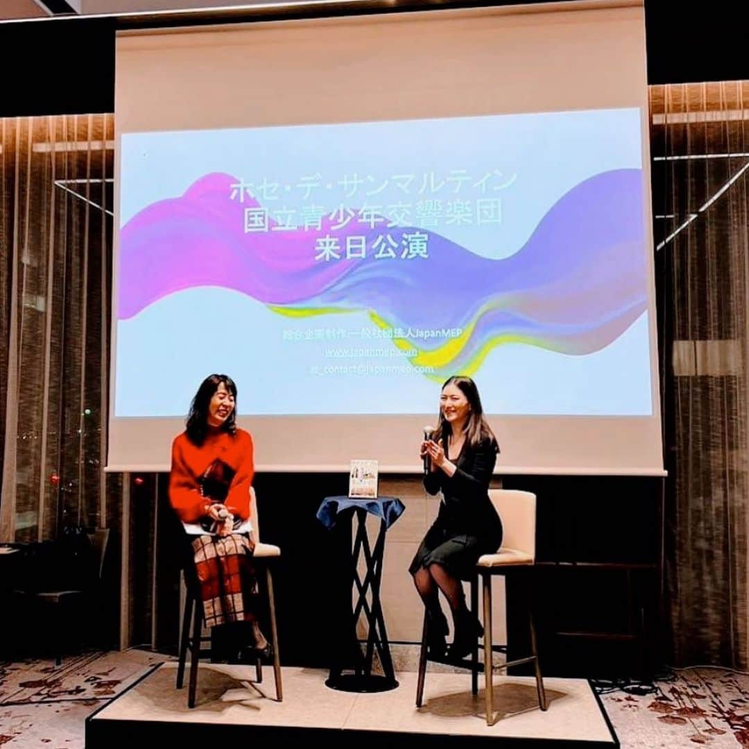 田中彩子さんのインスタグラム写真 - (田中彩子Instagram)「At the party to celebrate the publication of a new book by Mitsubishi UFJ Research and Consulting Fellow @mari_yoshitaka , i talked about my Project 《Jose de San Martín National Symphony Orchestra Japan Invitation Project》which has been supported by Mari-san and many people through crowdfunding since before COVID.  三菱UFJリサーチ&コンサルティングフェローの吉高まりさんの新しい著書 《サステナブル金融が動く》出版記念パーティーにて、まりさんにも応援頂いている、コロナ前からクラウドファンディングにて沢山の方々にご協力頂きましたこの青少年オーケストラ企画(来年開催予定)『ホセ・デ・サンマルティン国立交響楽団日本招致プロジェクト』 についてお話しさせて頂きました。 吉高まりさんとはオントモでの田中彩子連載対談にもお越し頂きました、私の尊敬する女性の1人です。同じく対談でご一緒させて頂いた茂木健一郎さんの推薦のお言葉のように、本当に勇気と愛に満ちたパイオニアだと思います。 この度は新著書おめでとうございます！ @mari_yoshitaka」11月18日 18時27分 - ayakotanaka_instaofficial