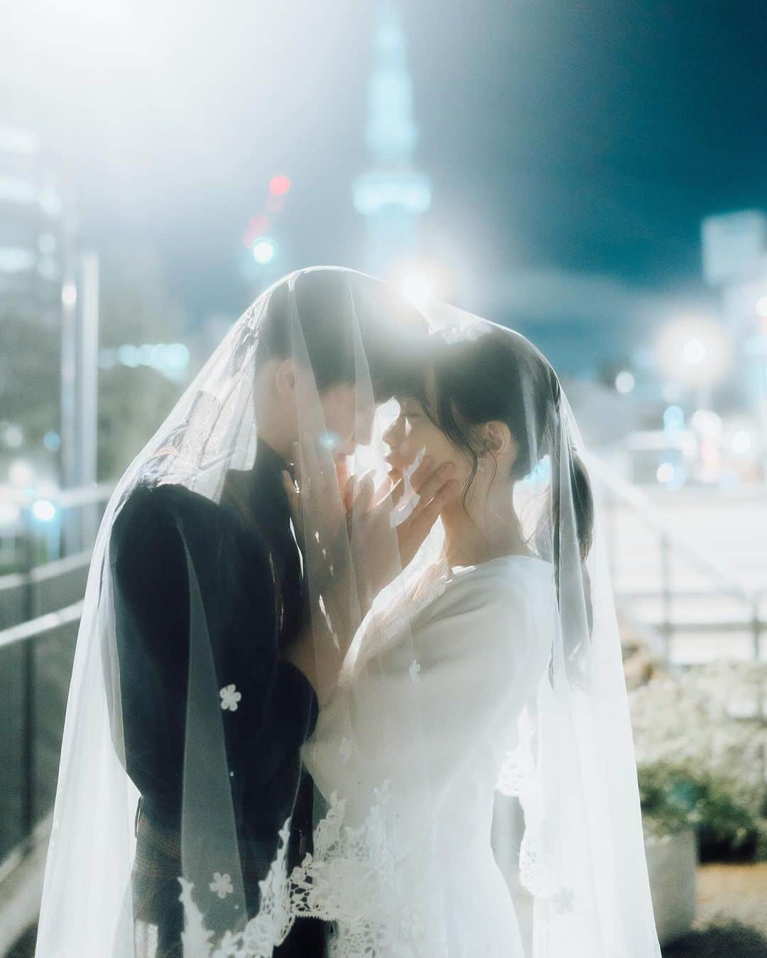 荒眞人のインスタグラム：「Street Wedding  #あの日の心を映して   撮影のご依頼はDMにて お受けいたします。  ウェディングのご依頼は @arca.wedding  へお願いいたします。  私のオリジナルプリセットは @curbonjp のHP もしくはプロフィールの リンクから ご購入可能です。  ＝＝＝＝＝＝＝  New Lightroom preset release!!  Also, from this time Overseas sales are now possible!  Therefore, living abroadか will be available for purchase.  You can buy it from the link in my profile. @arca_0105  #フォトウェディング #ウェディングフォト #前撮り #前撮り撮影 #前撮りカメラマン #結婚式前撮り #プレ花嫁 #ナチュラルウェディング #ウェディング前撮り #ウェディングフォトグラファー #2023春婚 #2023夏婚 #2023秋婚 #2023冬婚」