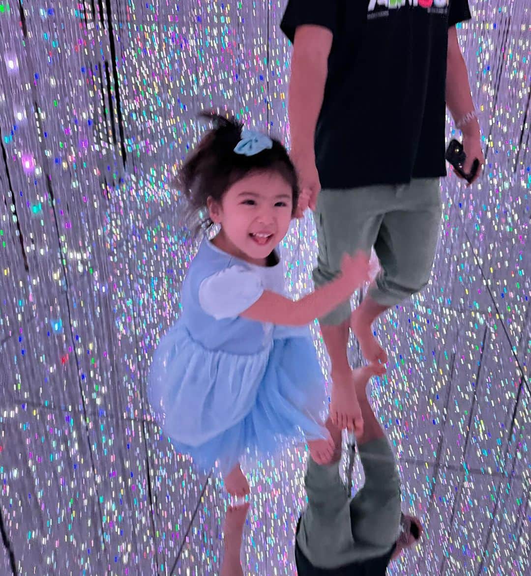 栗原ジャスティーンさんのインスタグラム写真 - (栗原ジャスティーンInstagram)「家族で　@teamlab へ💠✨  ベイちゃんが産まれる前に行った事があるのですが、もうそろそろベイちゃんも楽しめるかなー？？✨  と思いやってきました！✨  結果とても楽しんでくれたー😍😍😍  #teamlab #マタニティ#第二子妊娠中 #ライフスタイルモデル#アゲボディ#シェレンフィット#筋トレ#ダイエット#フィット#美ボディ#トレーナー#ライフスタイルモデル#くびれ#桃尻#アンダーアーマー#fit#fitness #fitnessmotivation #fitnessmodel #trainibg#underarmour#美脚#宅トレ#家トレ#育児#3歳児」11月18日 18時28分 - justinekurihara