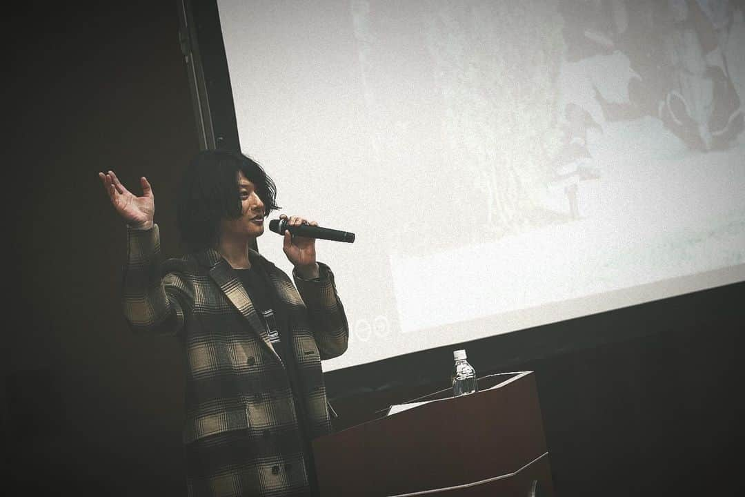 磯部寛之のインスタグラム：「I had the privilege of giving a speech at my former high school. What an honor. I love you ICUHS. Hiro 今日、母校の国際基督教大学高等学校で講演の機会を頂いたので行ってきました。父母の会の方からお話を頂いて、生徒さんや保護者の方々に向けて色々語ってきました。人生初講演。3年間バスケで汗水流した体育館で講演する日が来るとは。感慨深く光栄でした。ICUHS愛してます。ひろ #alexandros #icuhs #21期生 #磯部寛之」